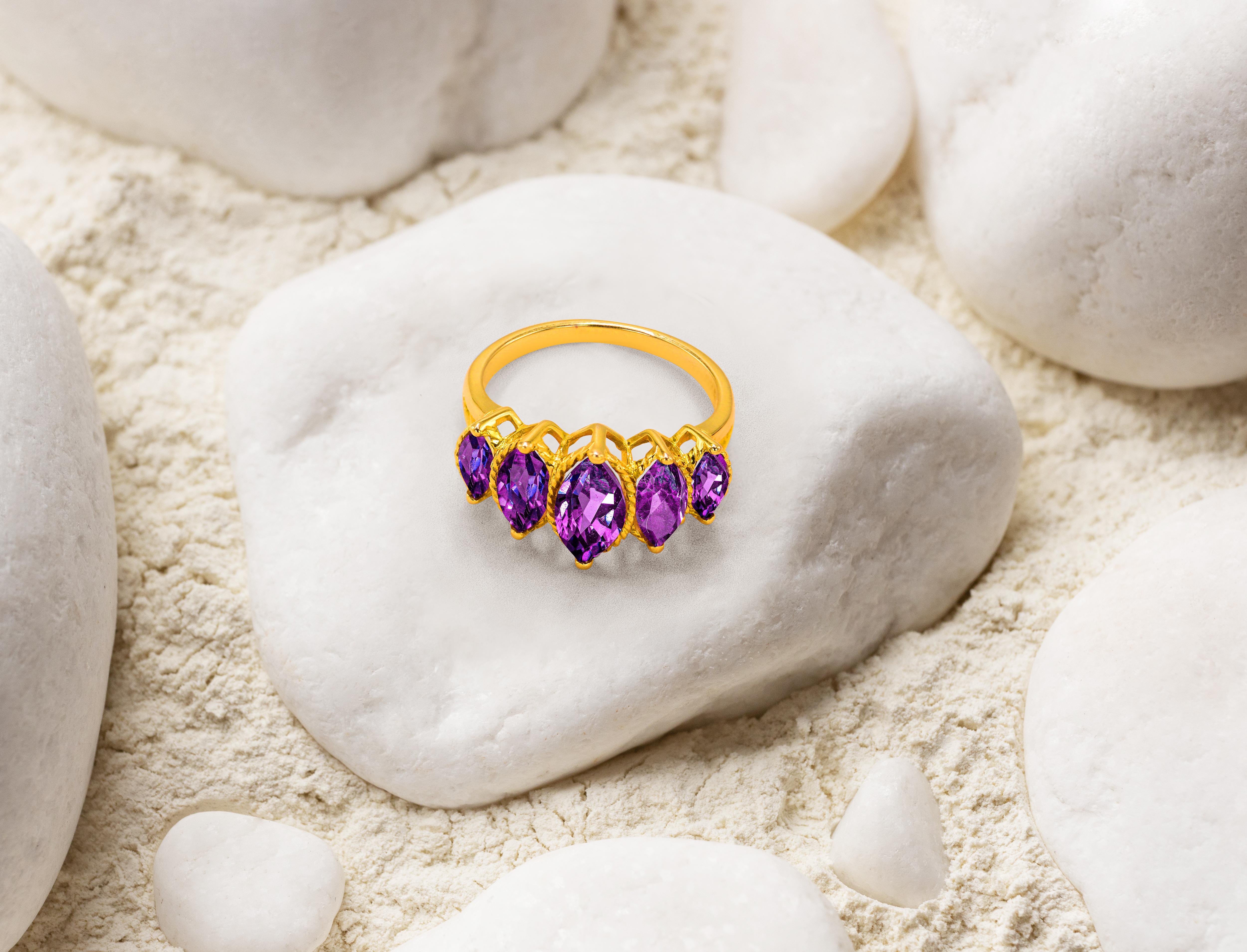 En venta: Anillo de Esmeralda, Rubí y Zafiro de Laboratorio relleno de Oro de 18K  6