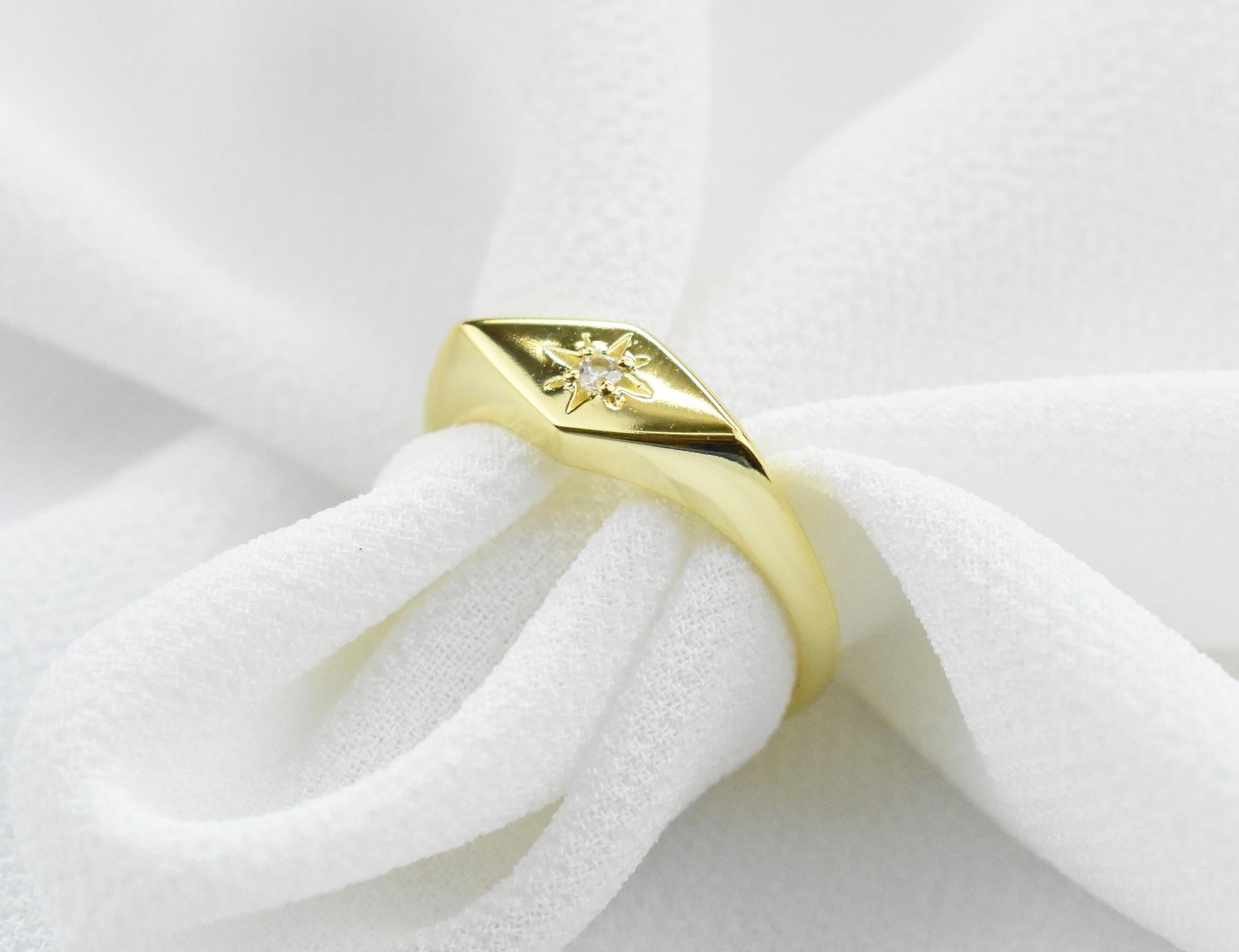 For Sale:  18K Gold Filled Natural 0.03 Carat Diamond Diamond Shape Signet Ring 7