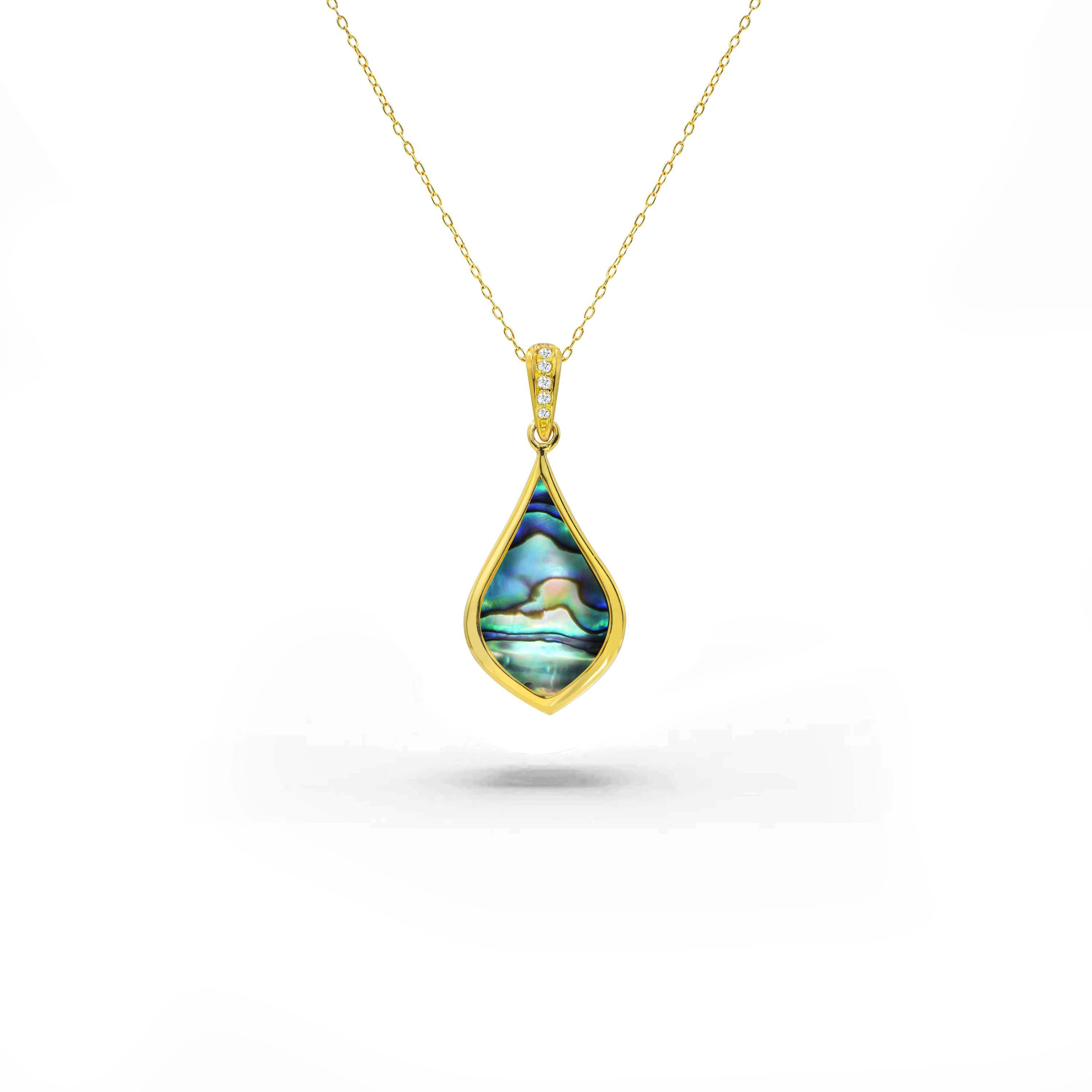 Voici notre exquis collier rempli d'or 18 carats, une fusion étonnante de la beauté naturelle et de l'artisanat raffiné. Cette pièce captivante met en valeur l'allure irisée de l'Eleg, l'élégance délicate de la nacre et le charme sophistiqué du