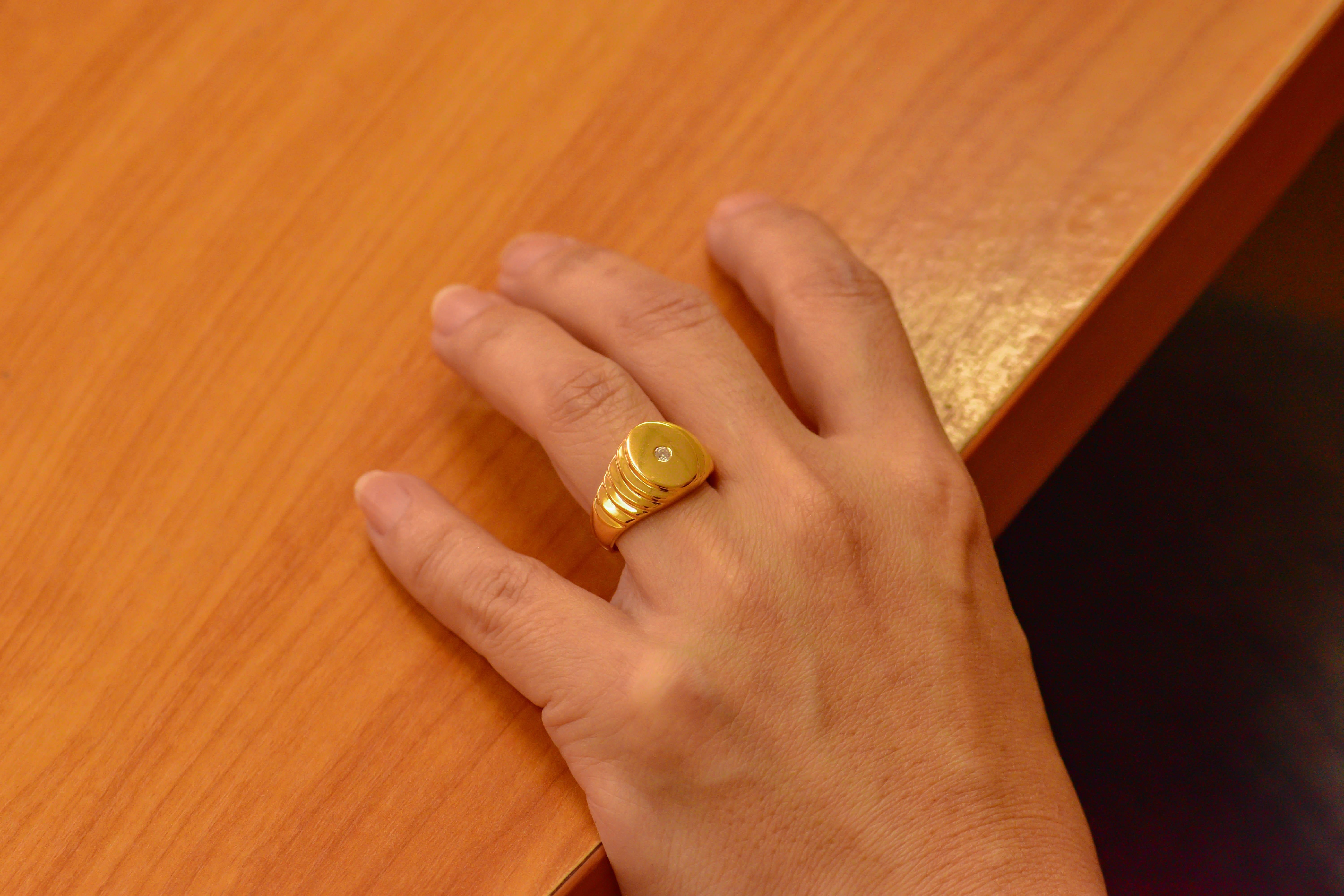 En vente :  Bague sigillaire en or 18 carats avec un diamant naturel de 0,06 carat 7