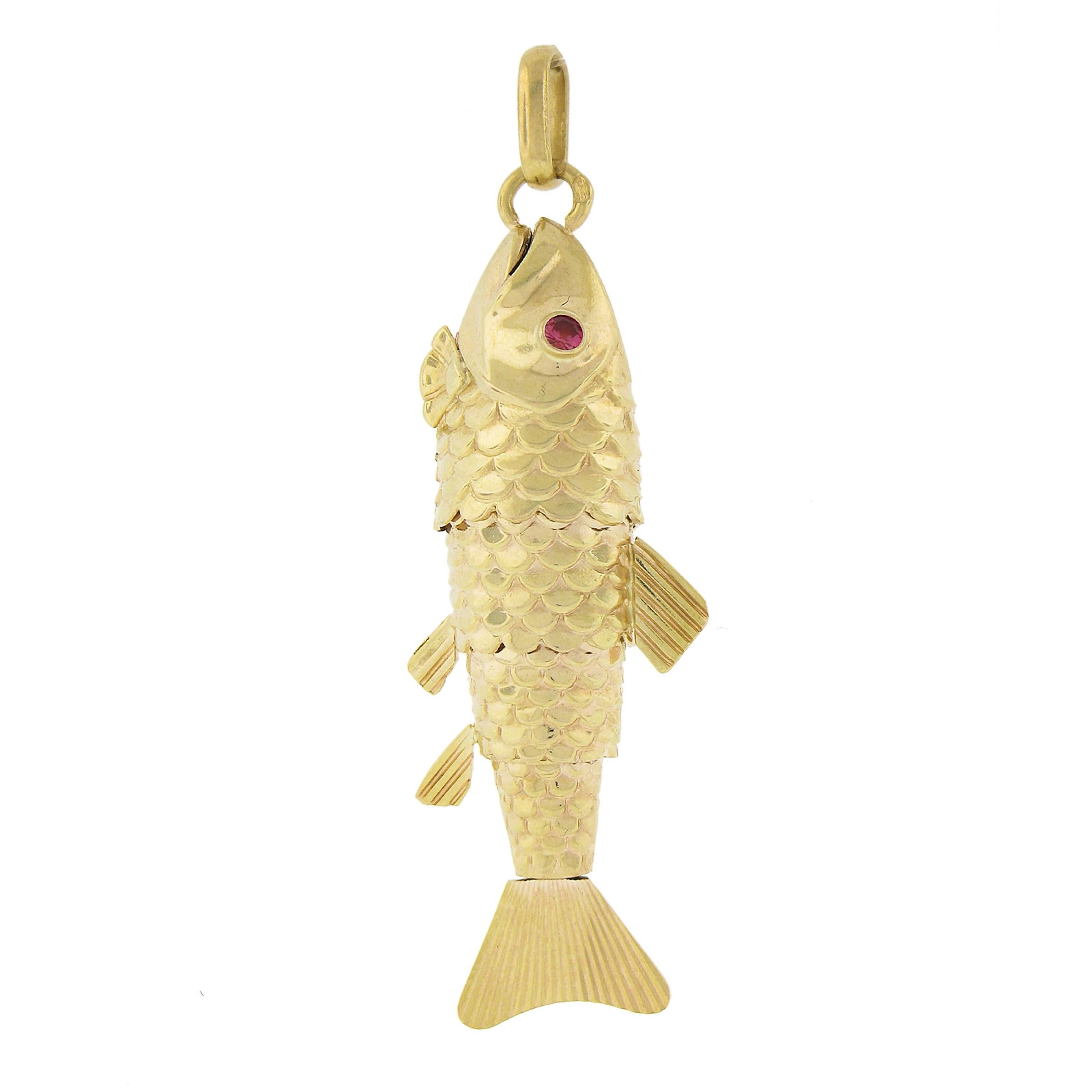 18K Gold Flexible Detailed Fluted Tail & Scales on Body Fish Charm Pendant In Excellent Condition For Sale In Montclair, NJ