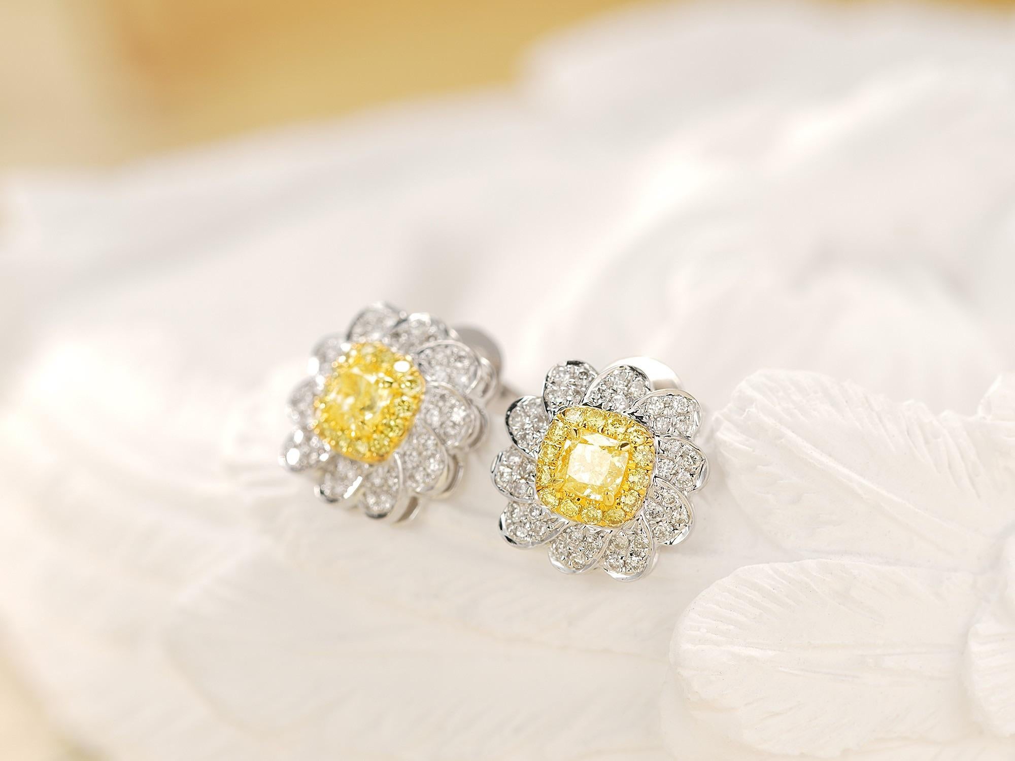 18K Gold Floral Cushion-Cut Stud Earrings with Natural Yellow Diamonds
Main Stone: Natural Yellow Diamond, 0.28ct (Cushion-cut)
Side Stones: Natural Yellow Diamonds, 0.25ct
Total Weight: 2.46g
Delicate floral silhouettes are brought to life with