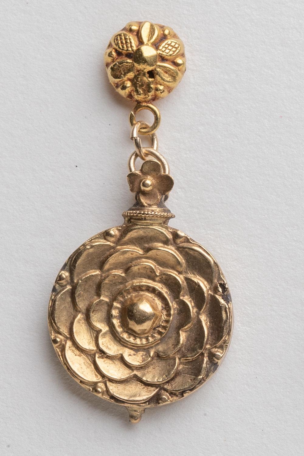 handgegossene, tropfenförmige Ohrringe aus 18 Karat Gold mit einem dezenten Blumenmotiv.  Ursprünglich alte indianische Anhänger von einer Halskette.  Die 18-karätigen Goldstifte sind handgefertigt und für gepiercte Ohren geeignet.  C. 1960.