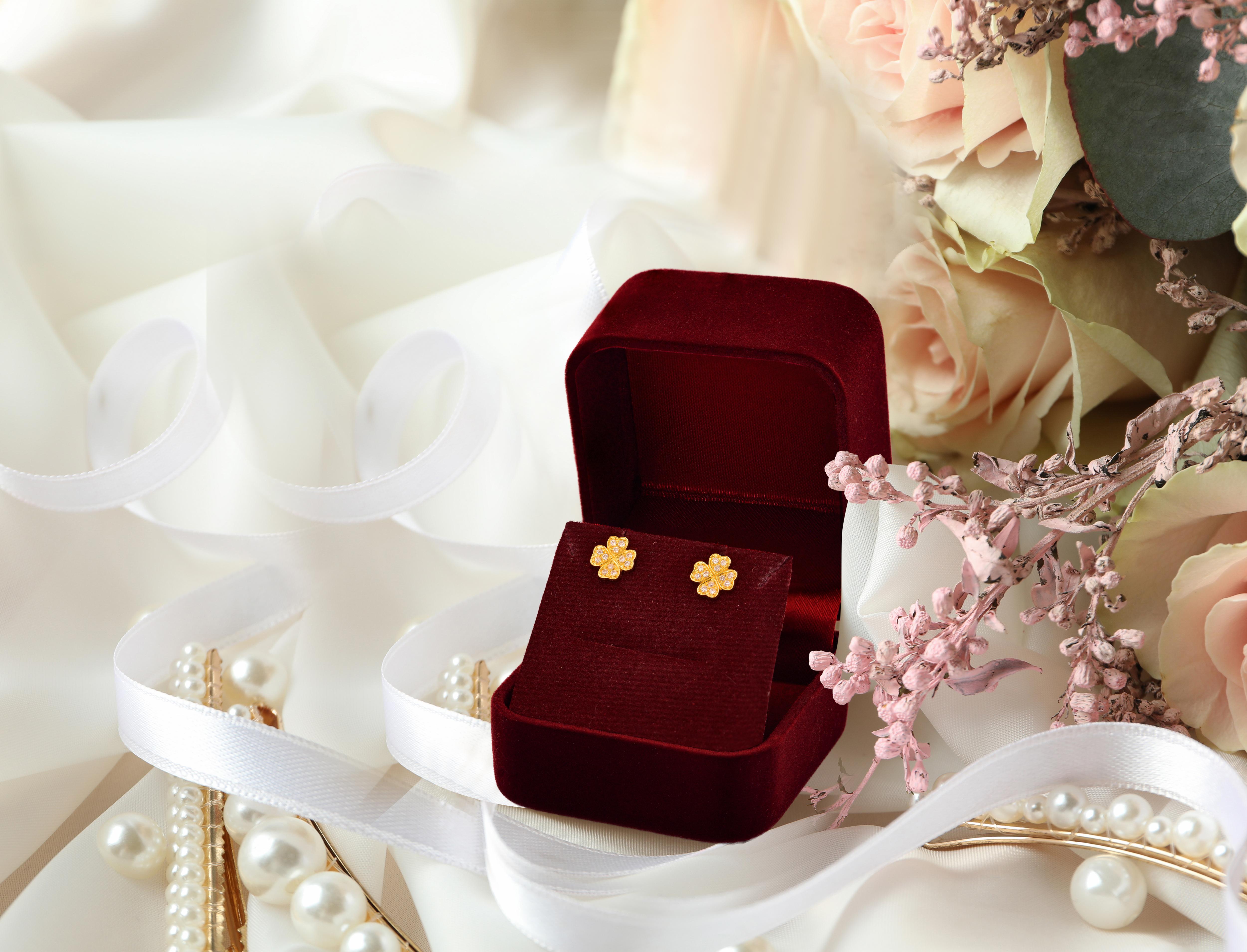 18k Gold Floral Stud Diamond Clover Stud Earrings Clover Leaf Stud For Sale 3