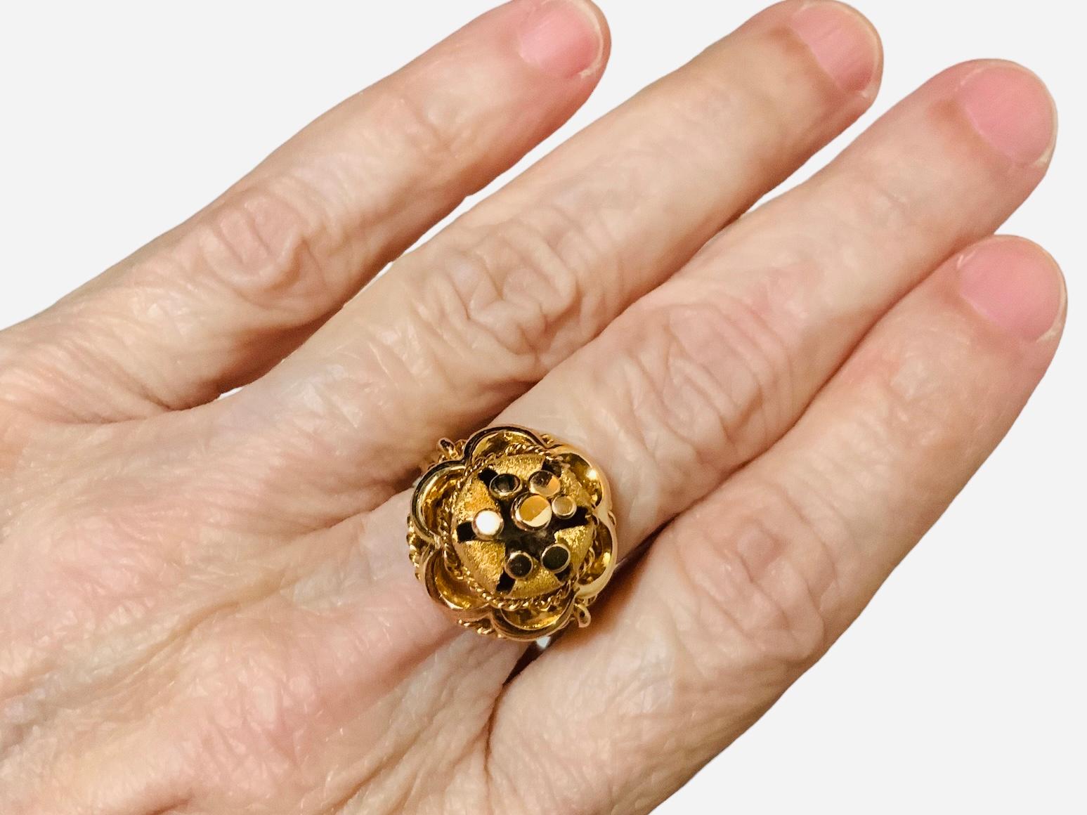 18K Gold Flower Cocktail Ring  In Good Condition For Sale In Guaynabo, PR