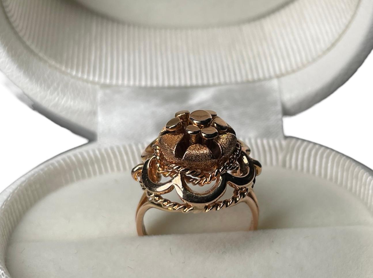 18K Gold Flower Cocktail Ring For Sale 2