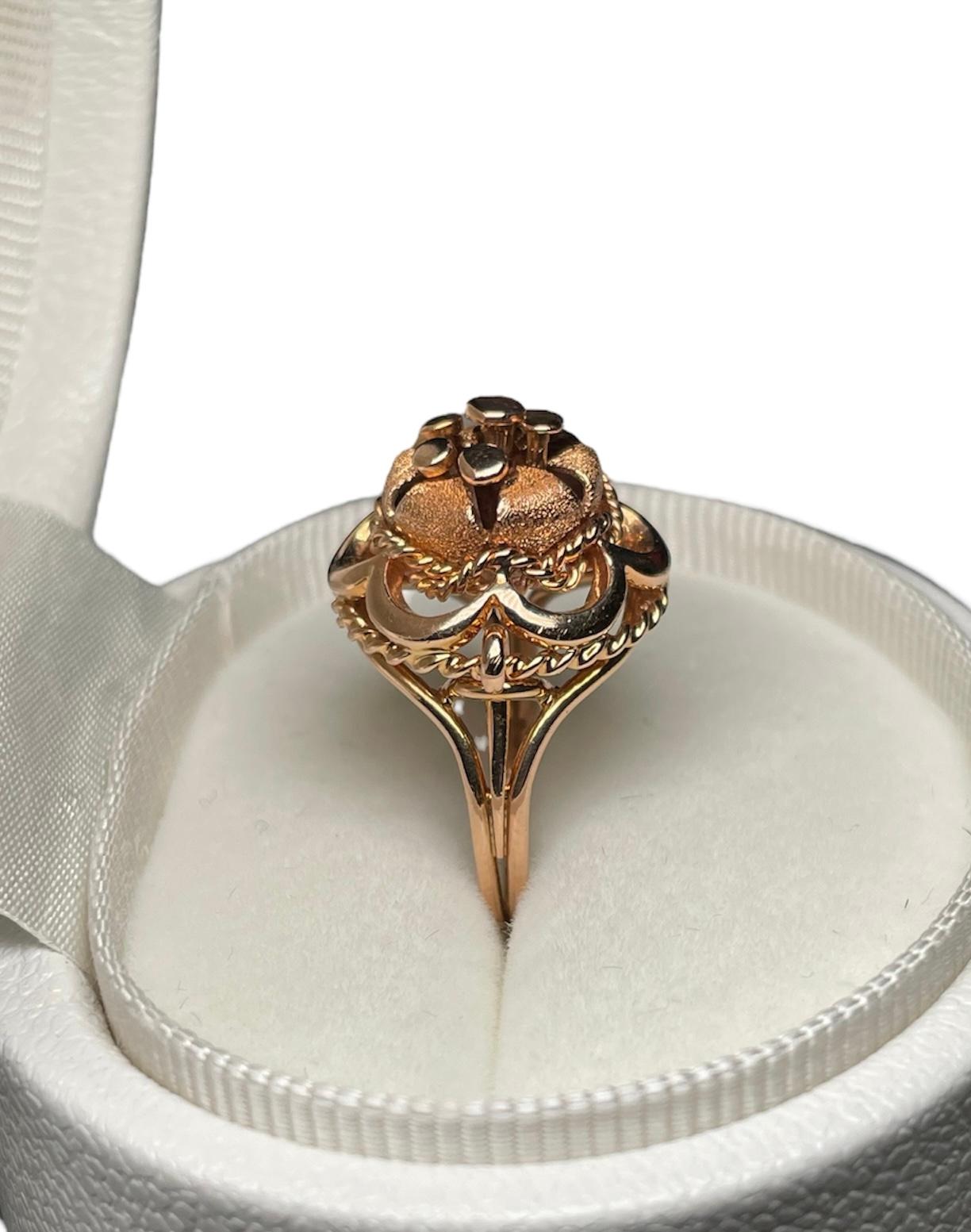 18K Gold Flower Cocktail Ring For Sale 3