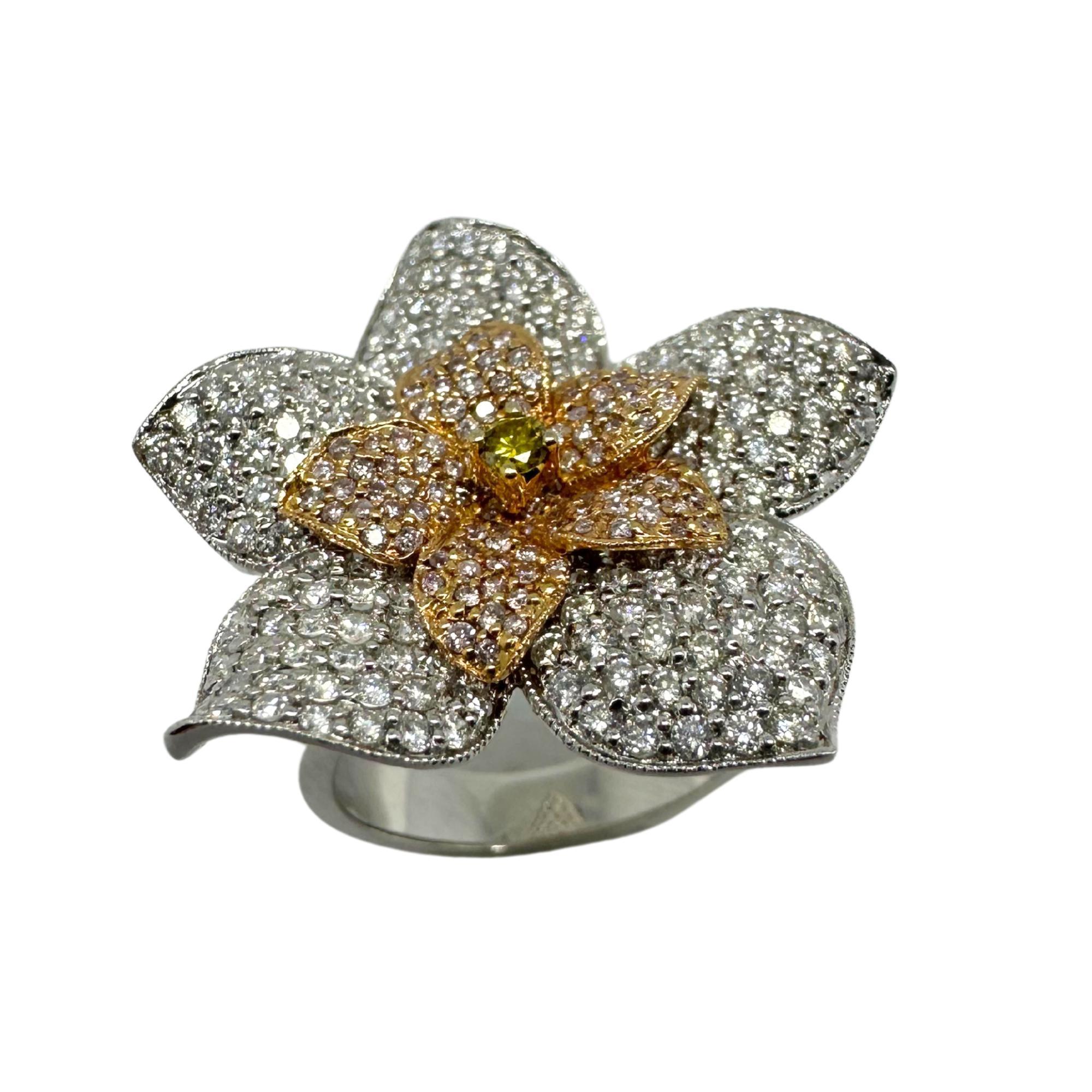 Un audace anello cocktail floreale realizzato in oro bianco, giallo e rosa 18 carati, con 2,38 carati di scintillanti diamanti bianchi, rosa e gialli. Un pezzo forte per matrimoni, celebrazioni o serate eleganti.

Anello da cocktail con fiore di