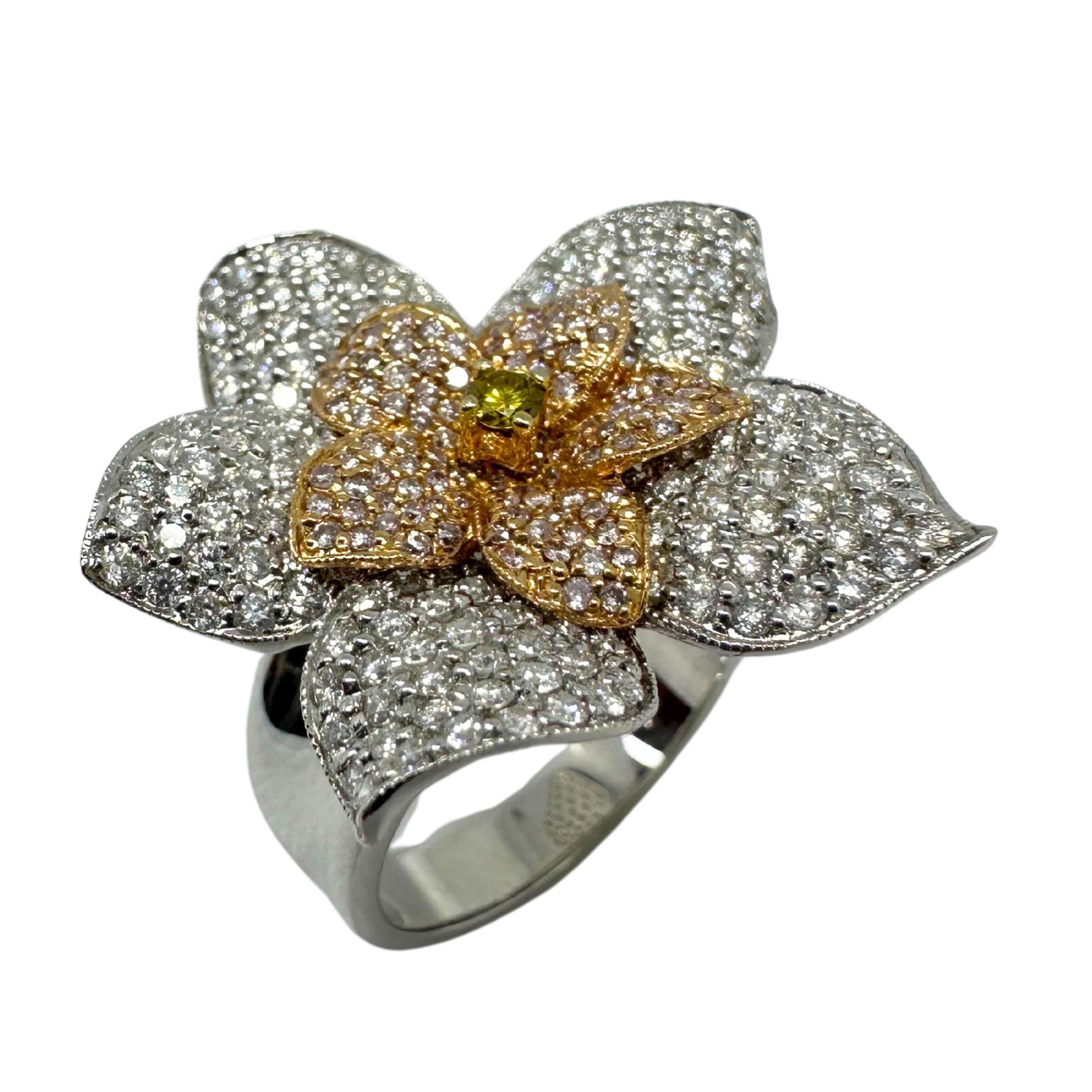 Taglio rotondo Anello da cocktail con diamante a fiore in oro 18K - Diamanti bianchi, rosa e gialli in vendita