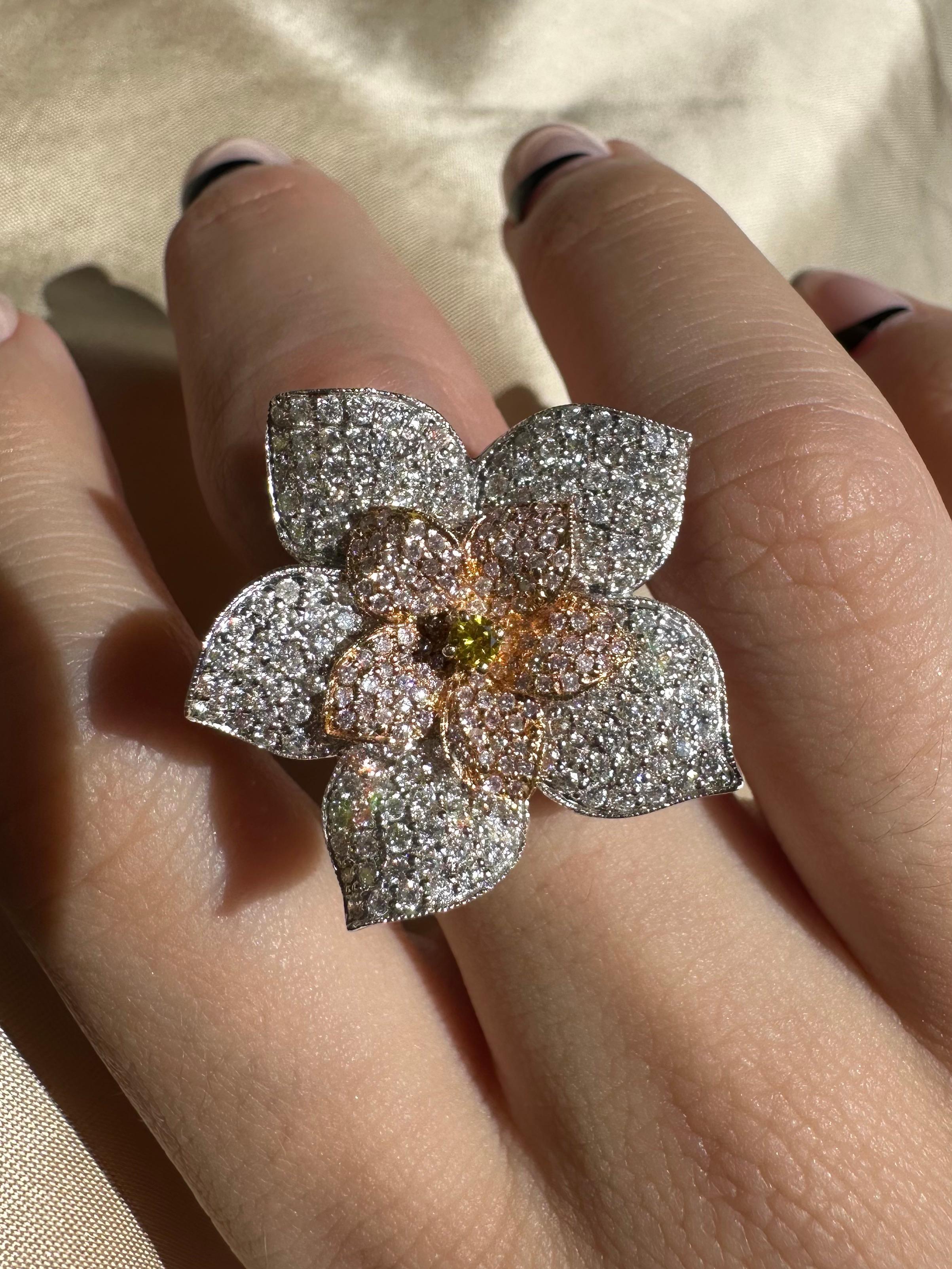 Anello da cocktail con diamante a fiore in oro 18K - Diamanti bianchi, rosa e gialli In condizioni buone in vendita a New York, NY