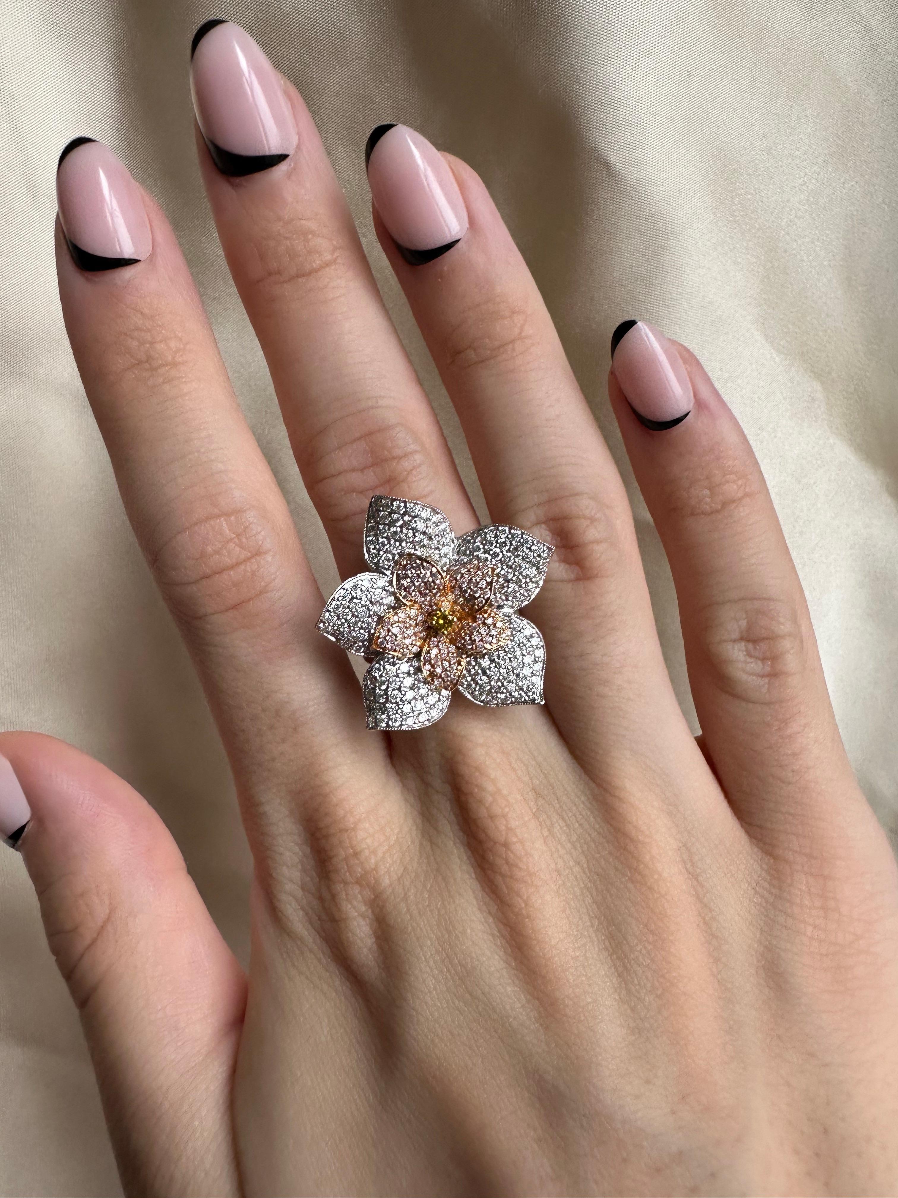 Donna Anello da cocktail con diamante a fiore in oro 18K - Diamanti bianchi, rosa e gialli in vendita