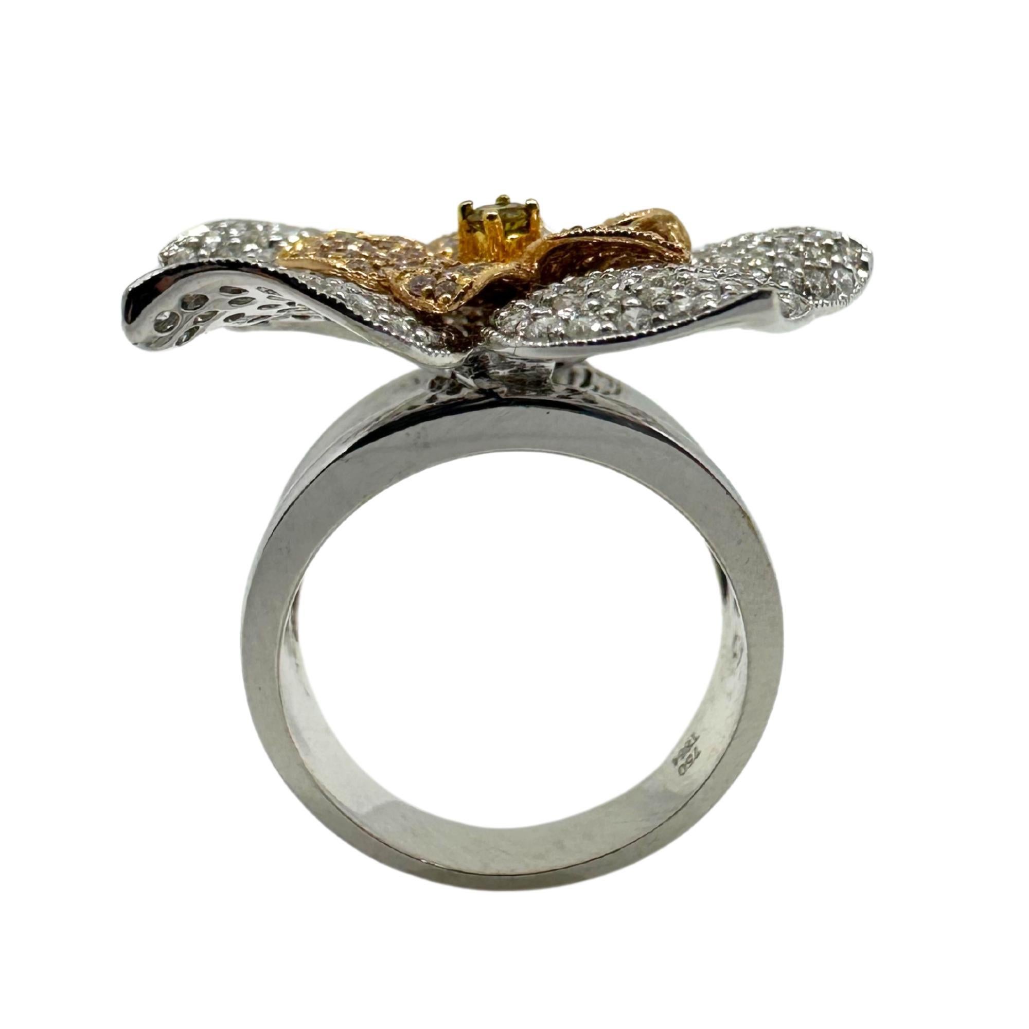 Anello da cocktail con diamante a fiore in oro 18K - Diamanti bianchi, rosa e gialli in vendita 2
