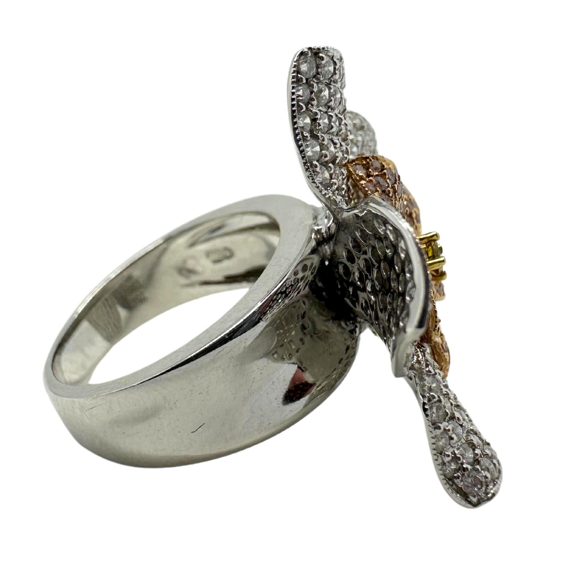 Anello da cocktail con diamante a fiore in oro 18K - Diamanti bianchi, rosa e gialli in vendita 3
