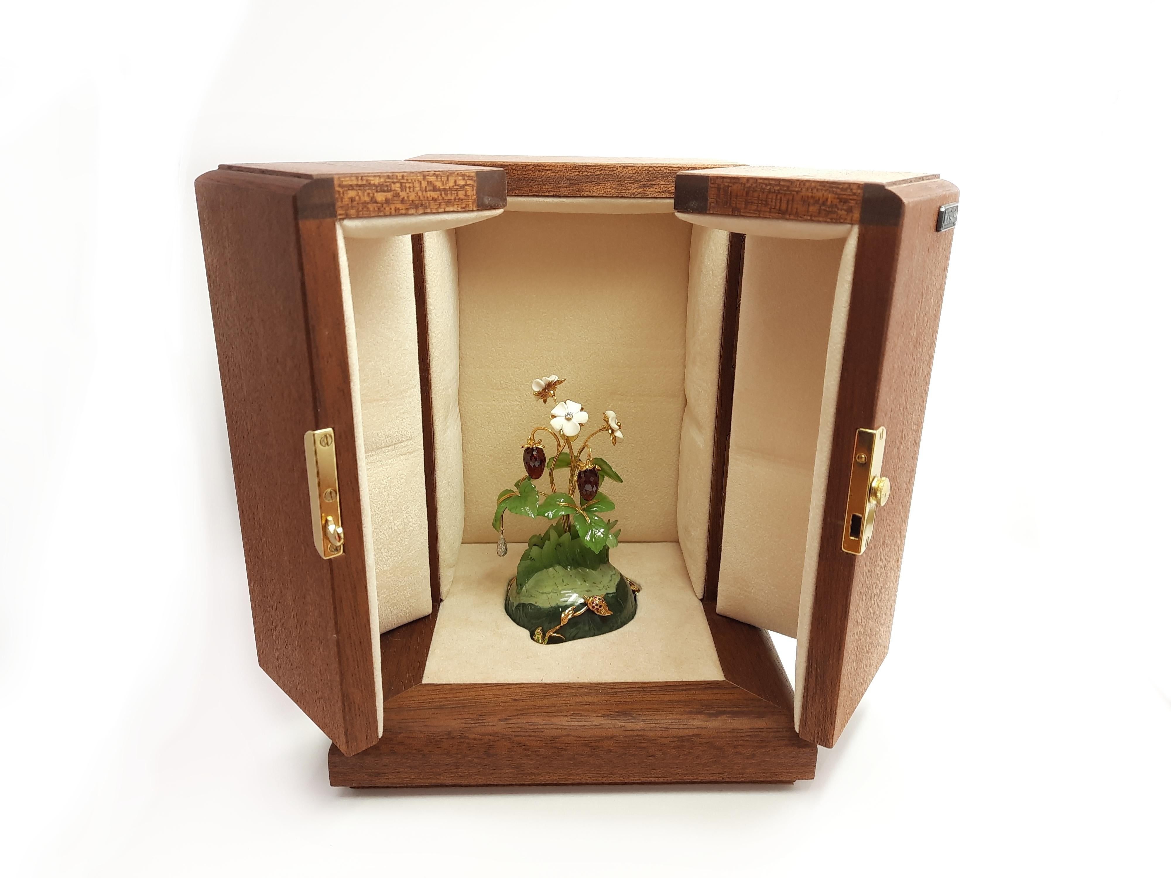 Women's or Men's 18 Karat Gold Flower Miniature Precious Berries by MOISEIKIN For Sale