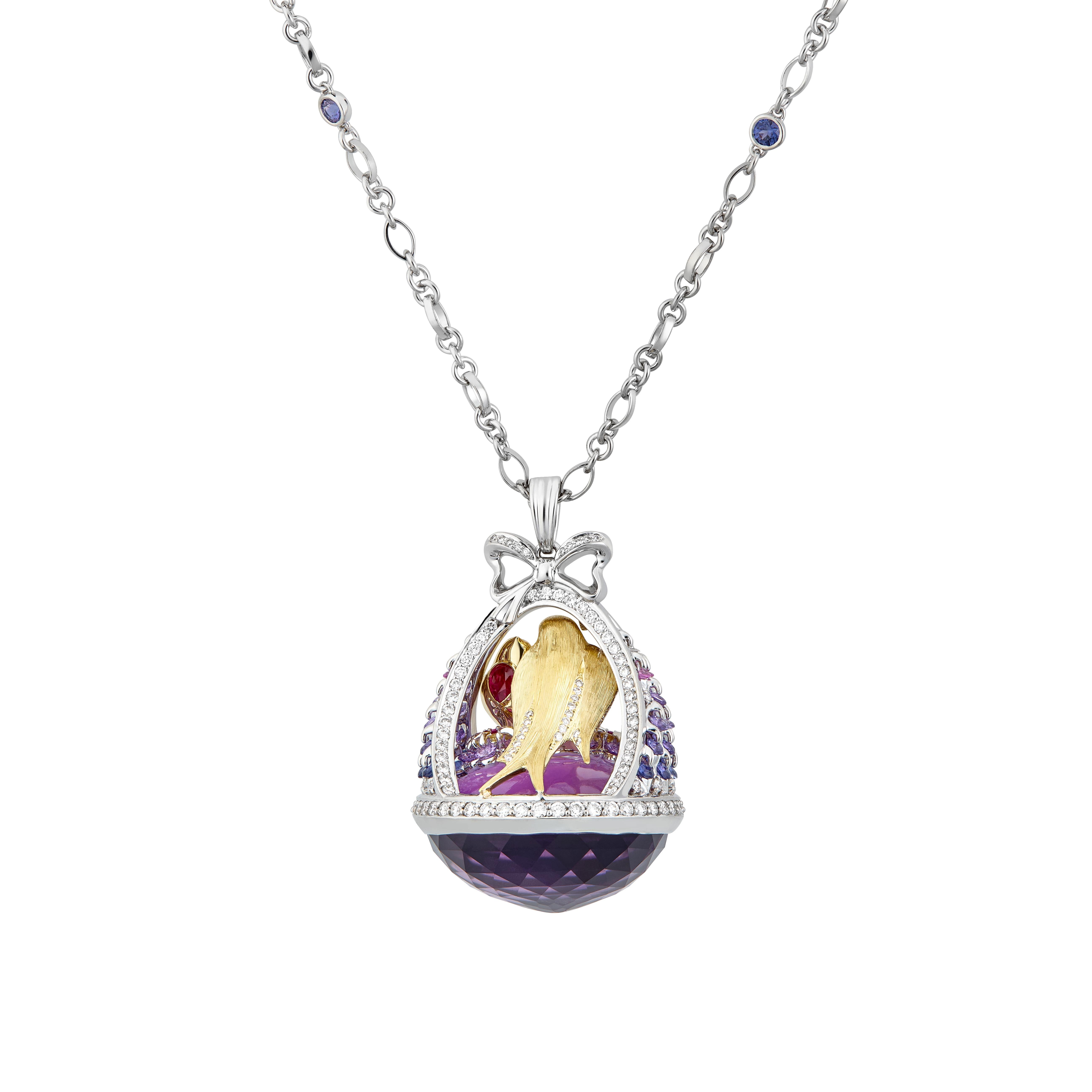 Questa straordinaria collana con ciondolo di MOISEIKIN🄬 è una testimonianza dell'abilità artistica del marchio, che fonde abilmente intricati intagli tridimensionali con la tecnica brevettata Waltzing Brilliance🄬. Vera e propria icona della