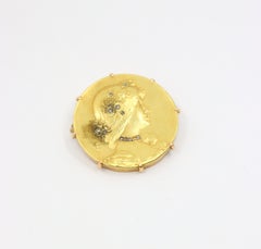 Spilla Art Nouveau francese in oro 18 carati con medaglia in oro e diamanti