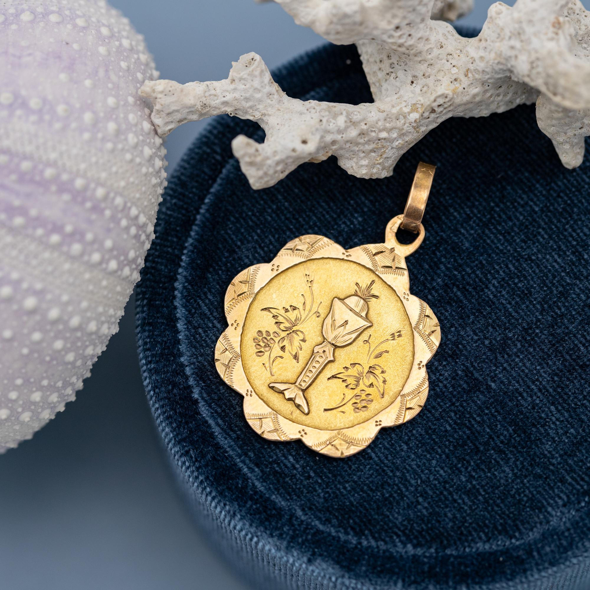 18K gold French Chalice & host charm, rare Antique Catholic - Souvenir communion In Good Condition In Antwerp, BE