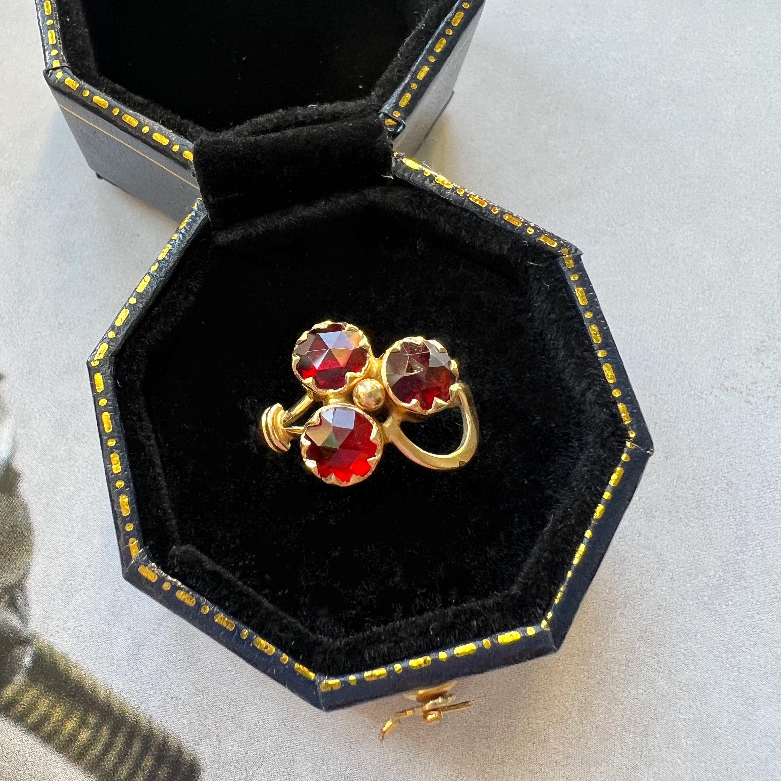 Contemporary 18K gold French Perpignan garnet clover ring