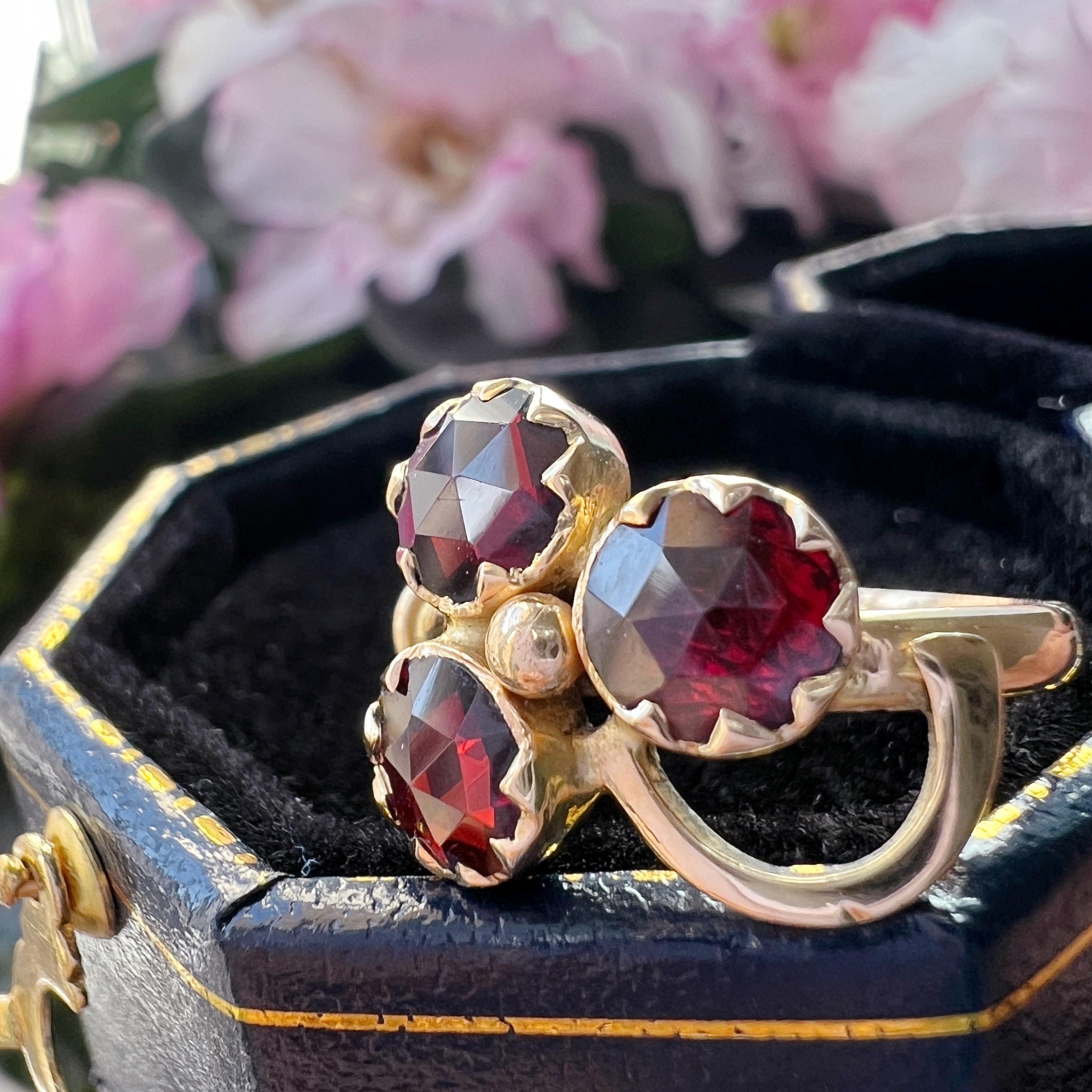 18K gold French Perpignan garnet clover ring In Good Condition In Versailles, FR