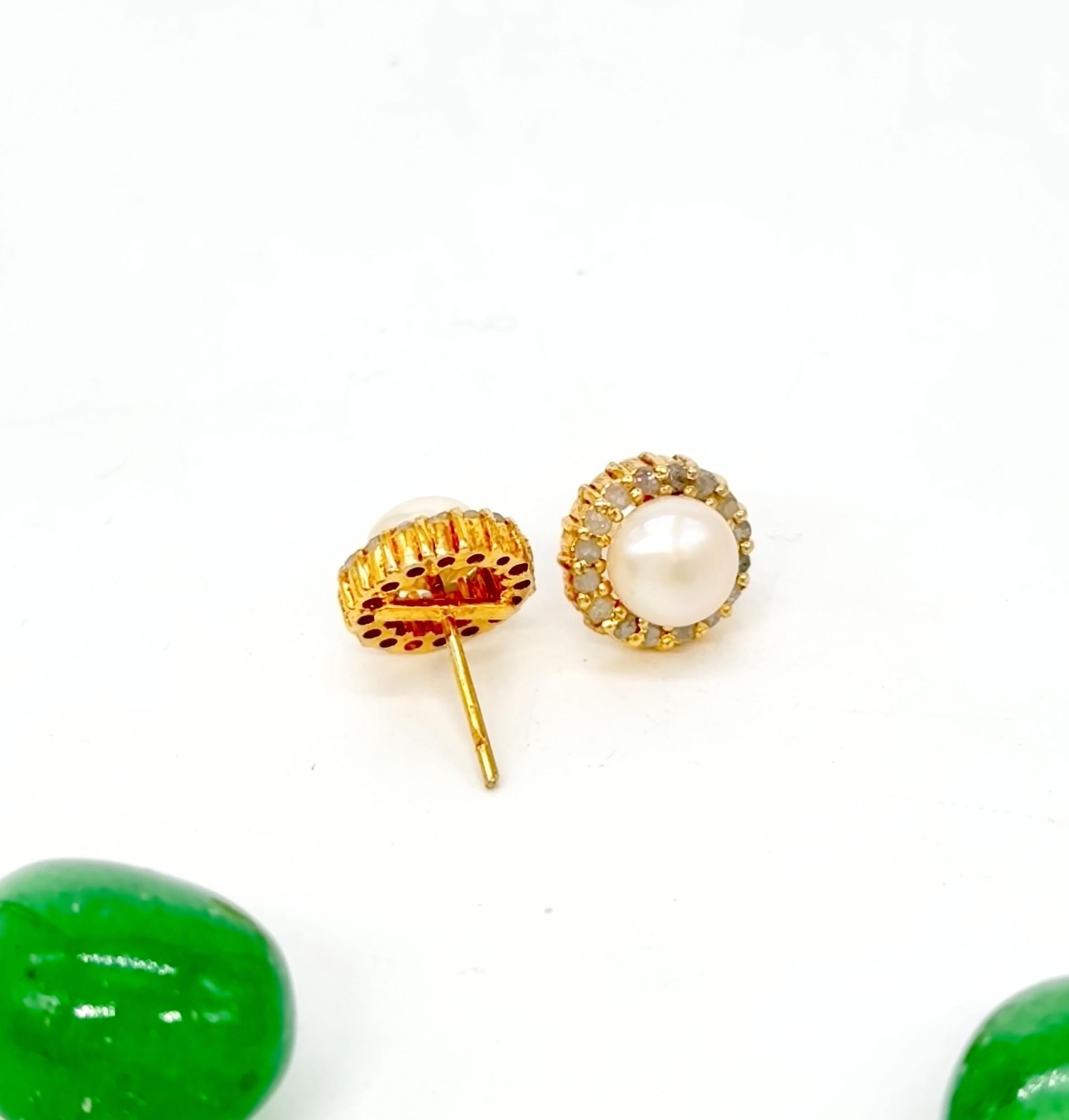 Scopri l'epitome dell'eleganza con questi squisiti orecchini a perno in oro 18 carati, caratterizzati da splendide perle d'acqua dolce circondate da un'aureola di diamanti scintillanti. Questi orecchini sono il perfetto connubio tra raffinatezza