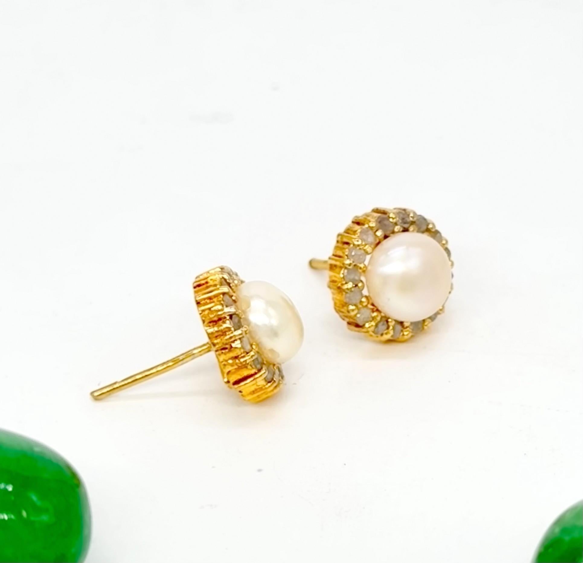 Moderno Orecchini a lobo con perle d'acqua dolce e diamanti in oro 18K in vendita