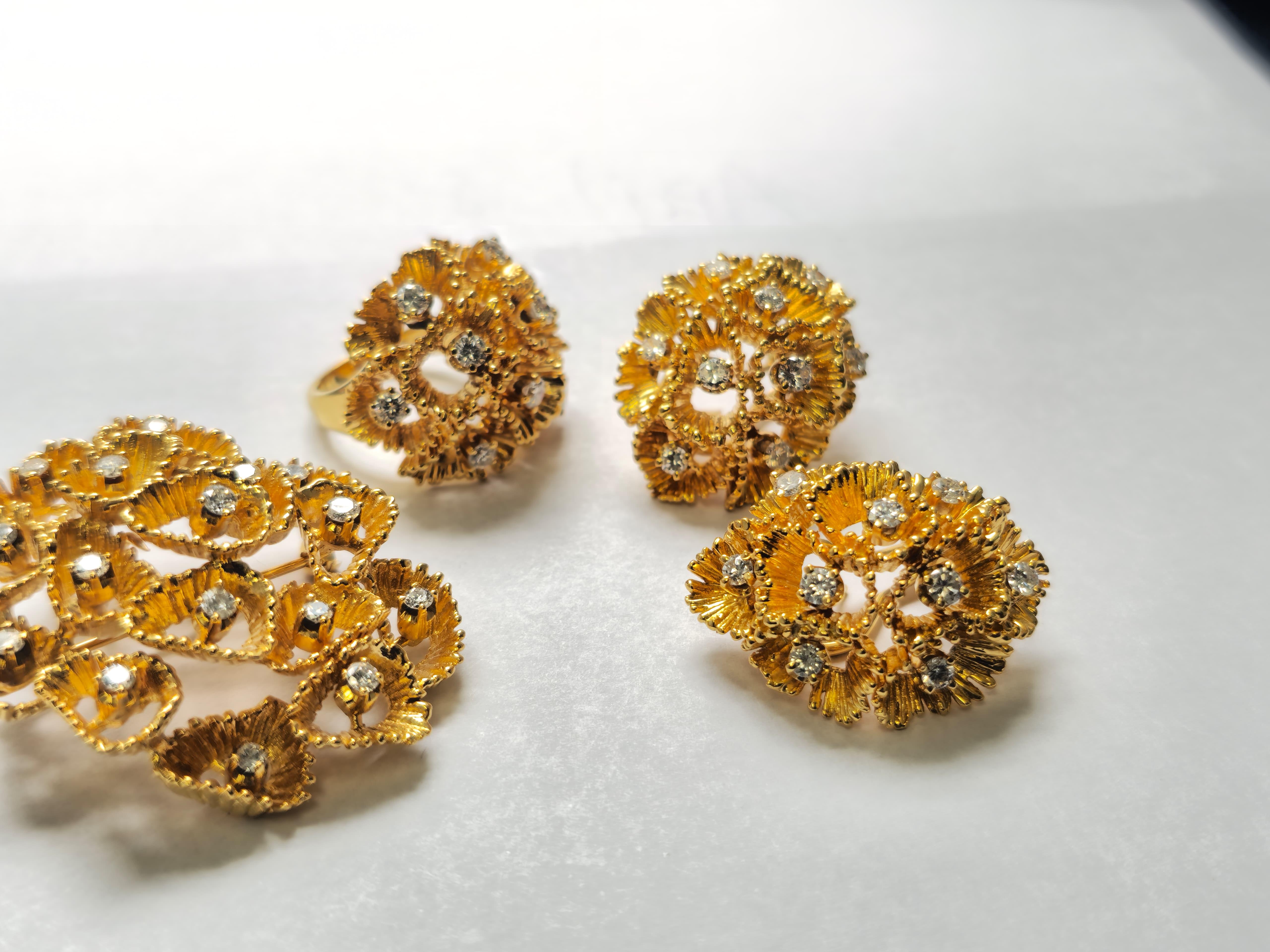 18 Karat Gold Full Set: Ring, Ohrringe, Anhänger/Anhänger im Zustand „Hervorragend“ im Angebot in Miami, FL