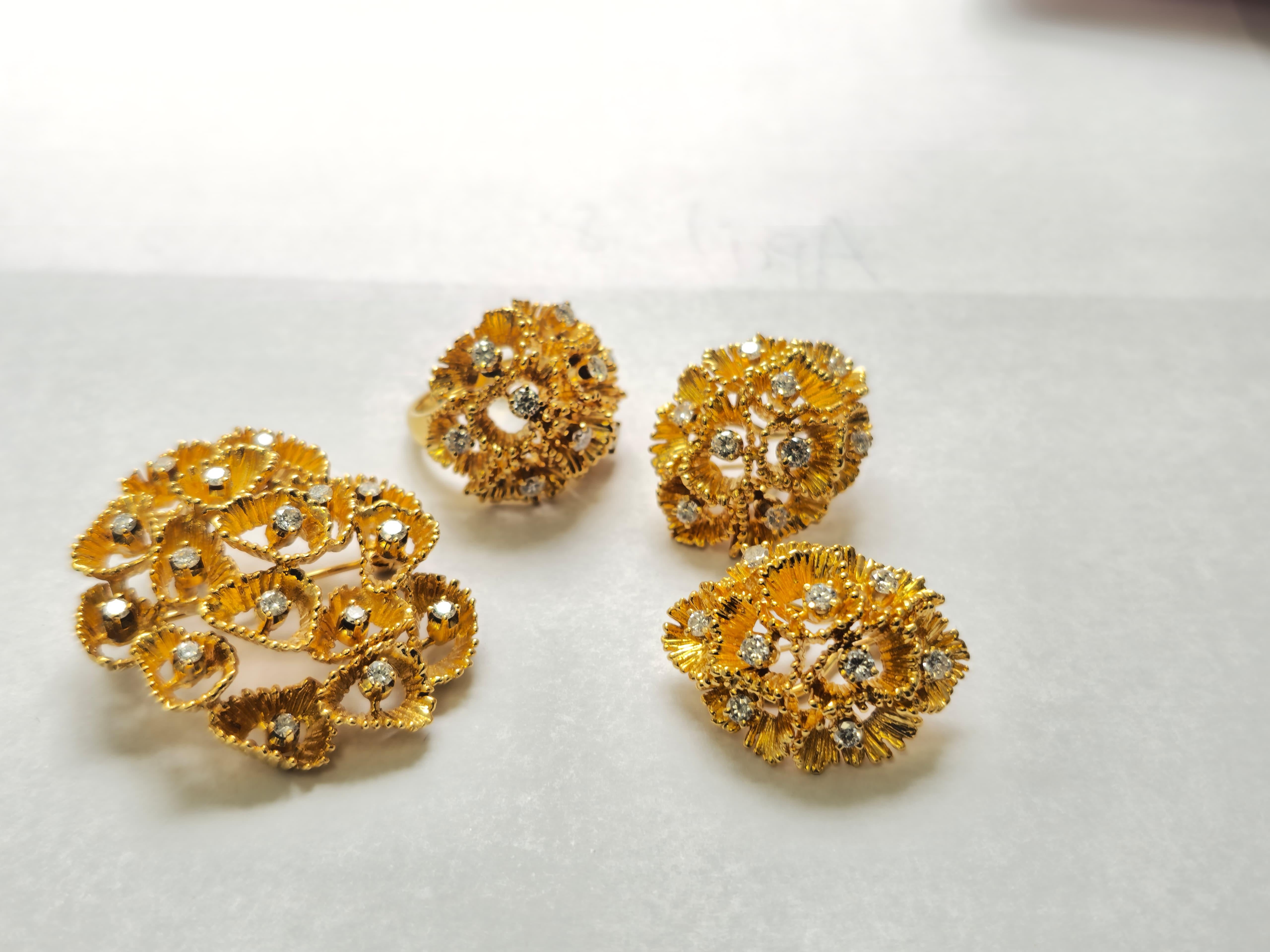 Round Cut 18k Gold Full Set: Ring, Earrings, Pendant/Pin For Sale