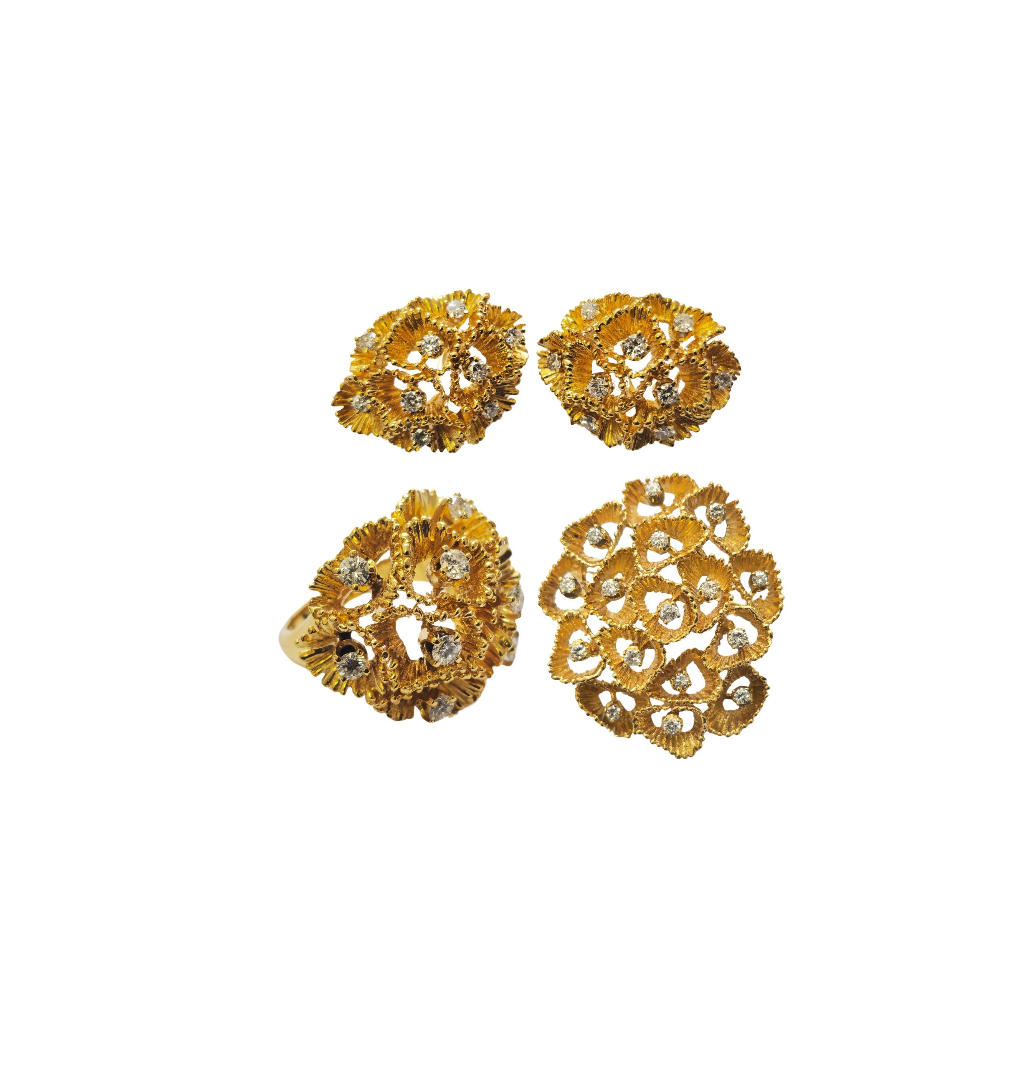 This complete 18k gold set includes a ring weighing 15.5 grams (size 5.50 US) with a total diamond weight of 0.80 carats. The earrings, weighing 25.8 grams, feature a total diamond weight of 1.49 carats, measuring 1.20 x 0.89 inches. The