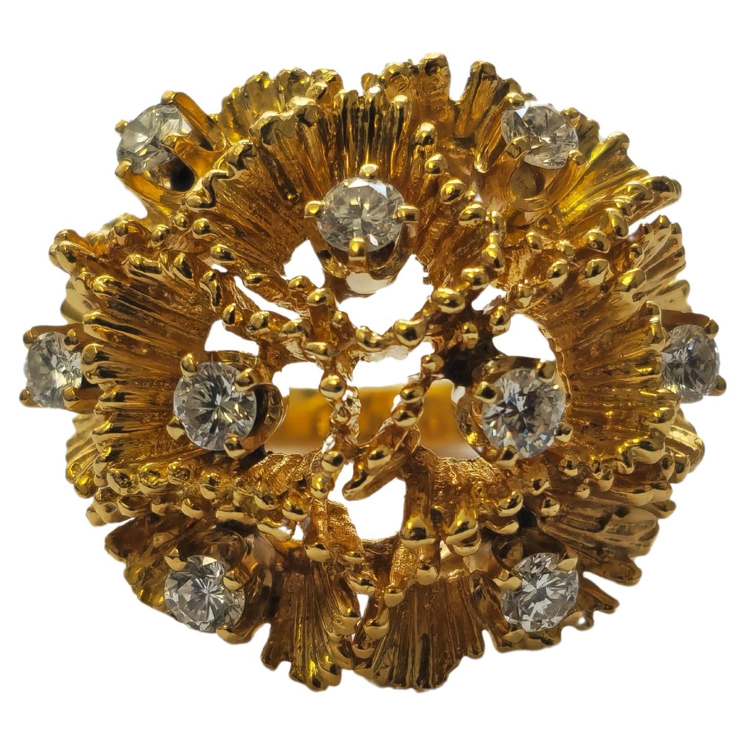 Dieses komplette Set aus 18 Karat Gold umfasst einen Ring mit einem Gewicht von 15,5 Gramm (Größe 5,50 US) und einem Gesamtgewicht der Diamanten von 0,80 Karat. Die Ohrringe wiegen 25,8 Gramm, haben ein Gesamtgewicht von 1,49 Karat und messen 1,20 x
