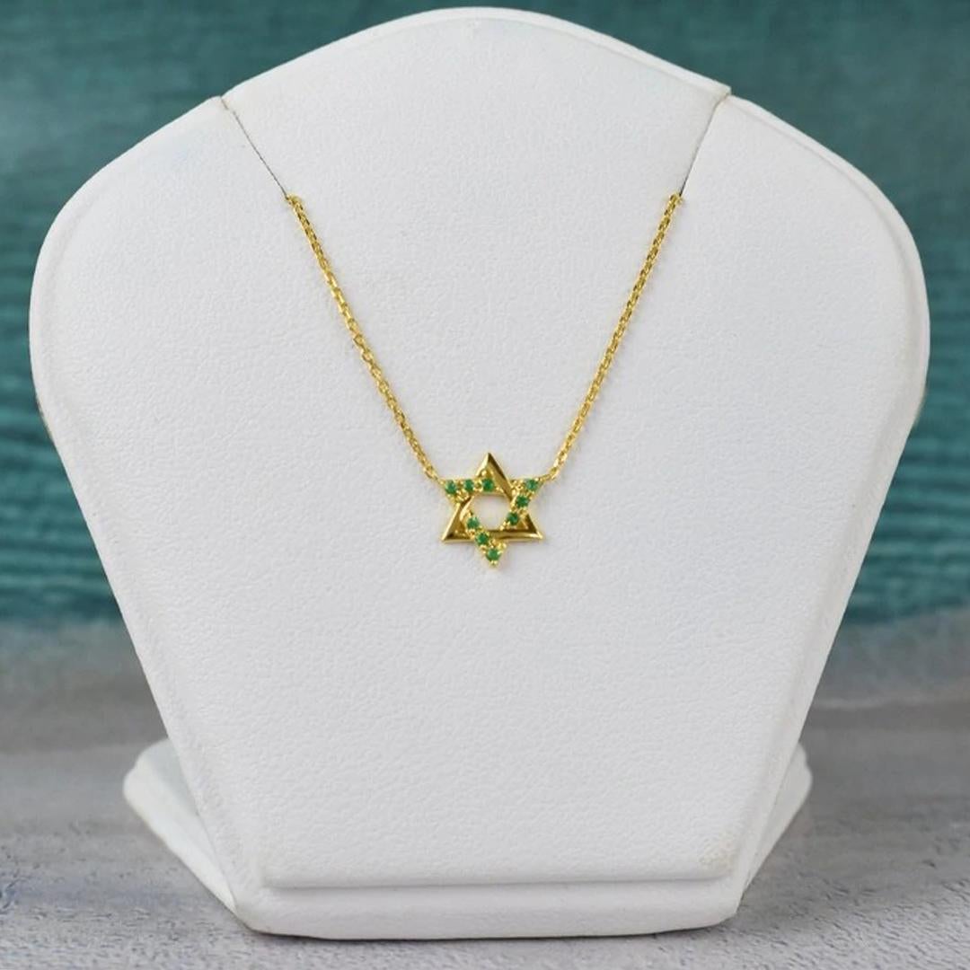 Round Cut 18k Gold Emerald Star of David Pendant Necklace Minimal Diamond Necklace For Sale