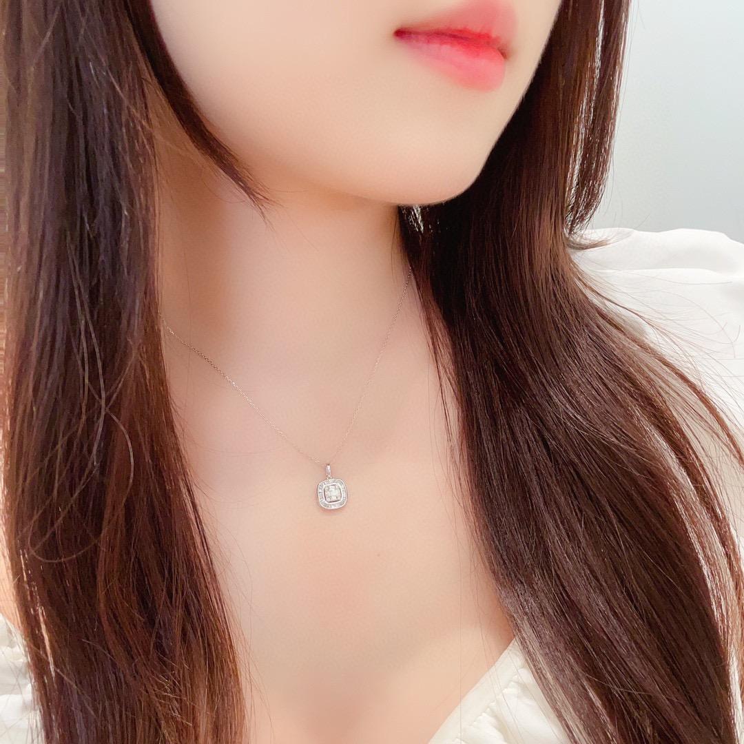 Taglio brillante Collana con ciondolo geometrico quadrato in oro 18K e diamanti naturali in vendita