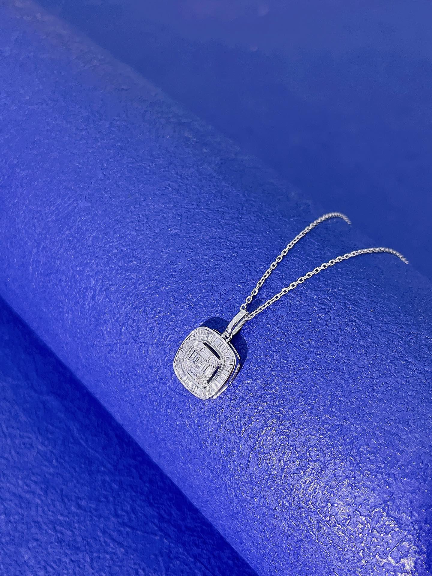 Collana con ciondolo geometrico quadrato in oro 18K e diamanti naturali In condizioni Nuovo in vendita a Hong Kong, HK