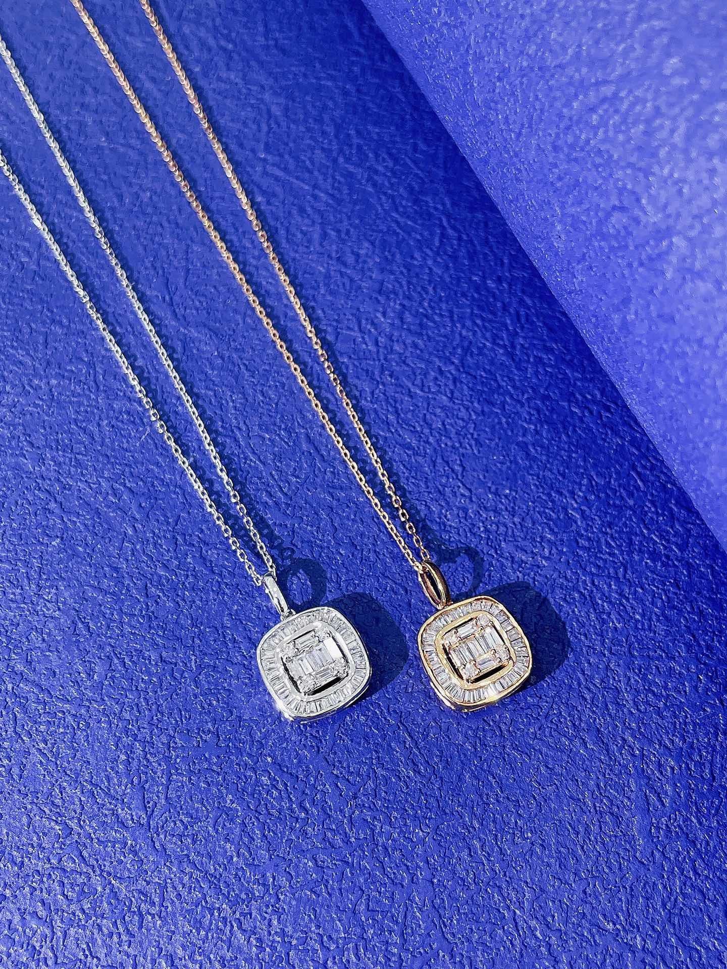 Donna Collana con ciondolo geometrico quadrato in oro 18K e diamanti naturali in vendita
