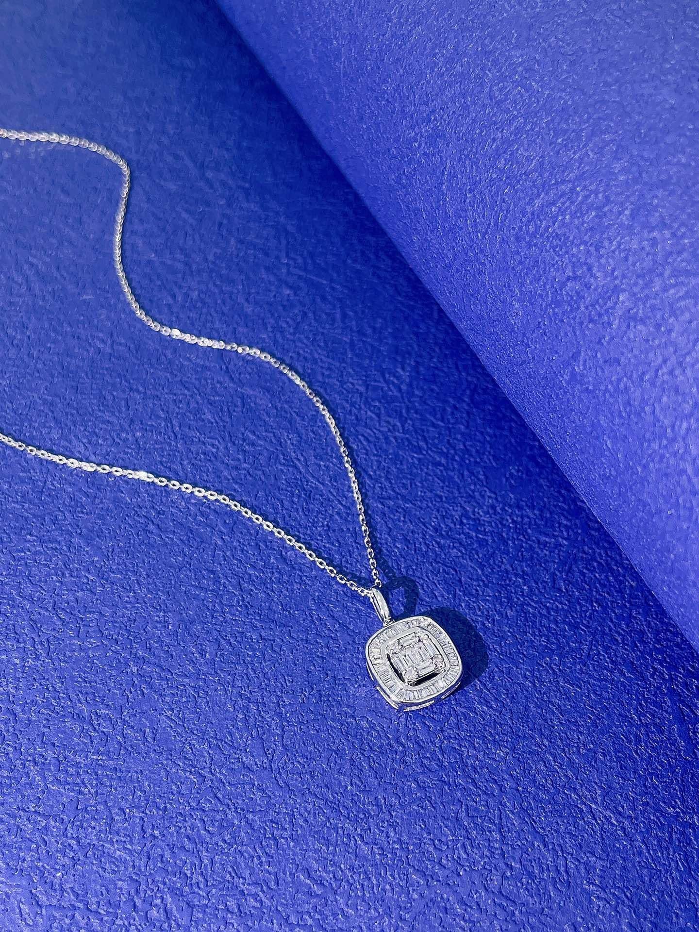 Collana con ciondolo geometrico quadrato in oro 18K e diamanti naturali in vendita 1