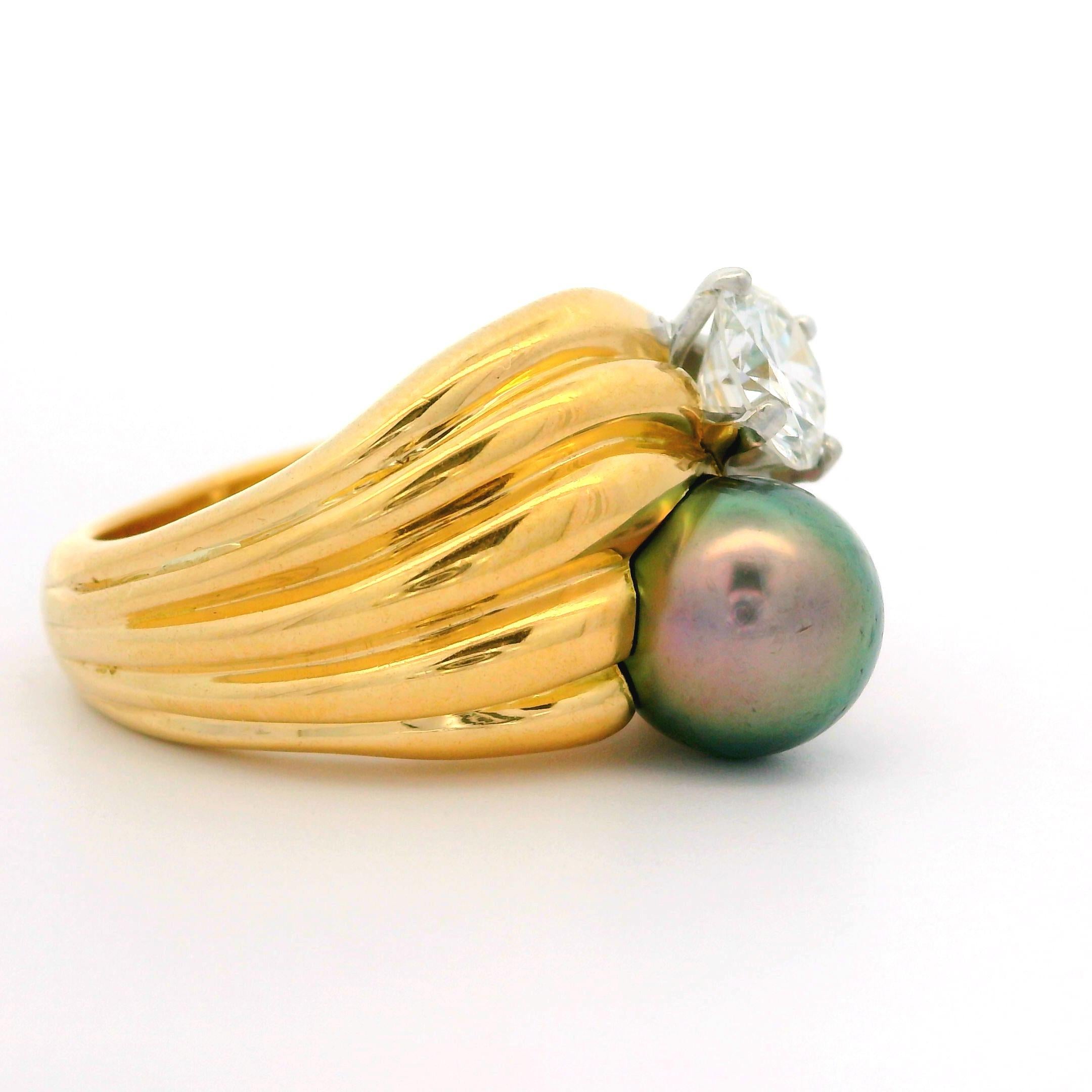 Round Cut 18k Gold Gia 1.02ct F vs Diamond & Tahitian Pearl Grooved Bypass Cocktail Ring For Sale