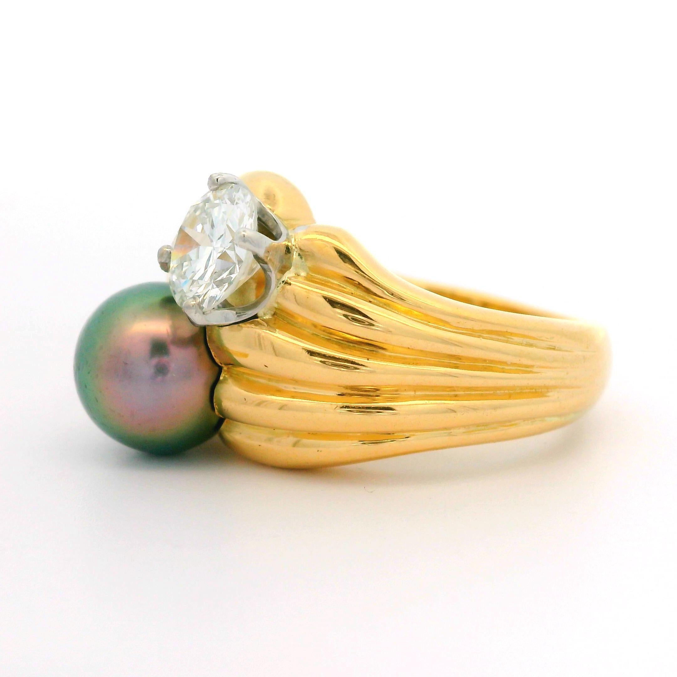 18k Gold Gia 1.02ct F vs Diamond & Tahitian Pearl Grooved Bypass Cocktail Ring In Excellent Condition For Sale In Montclair, NJ