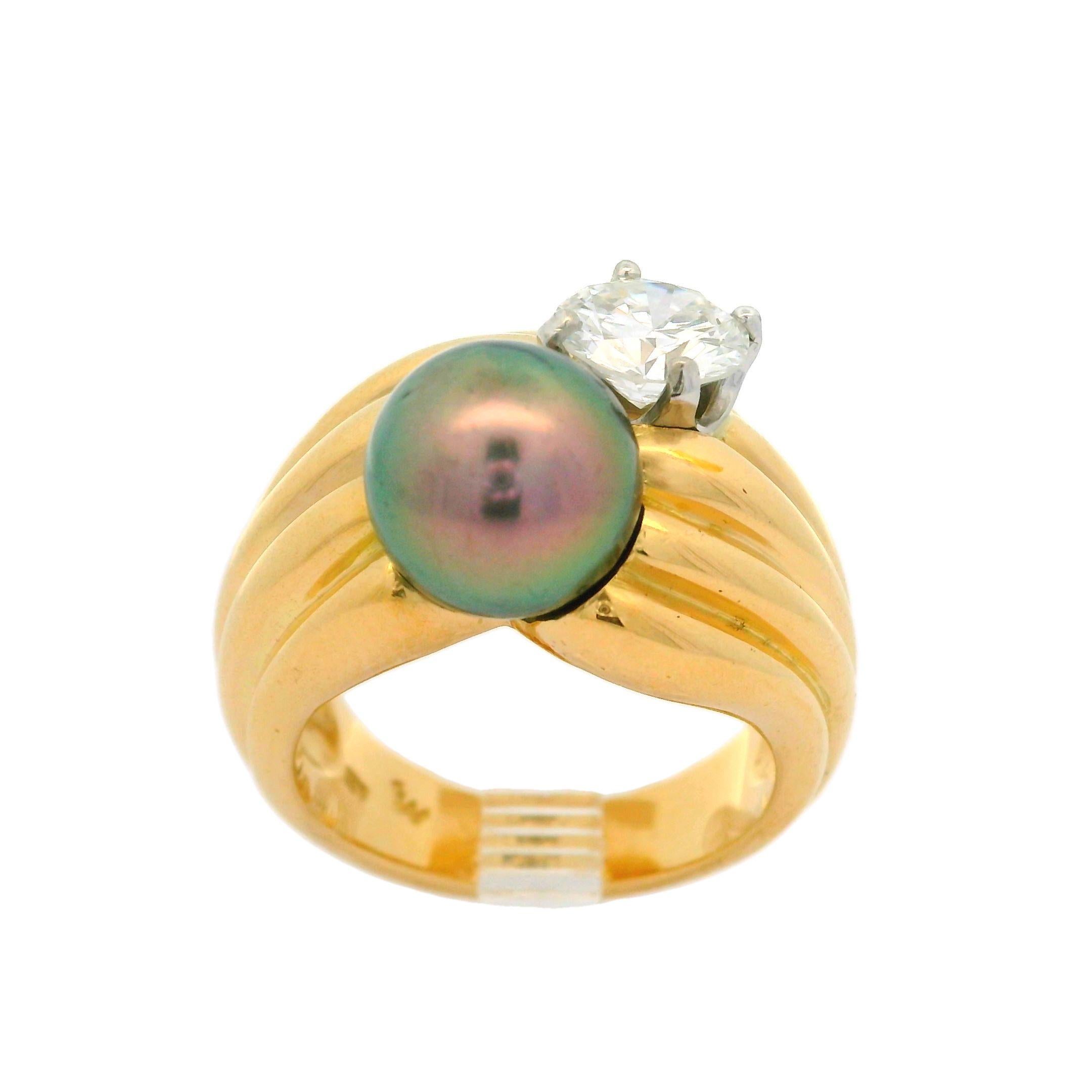 Women's 18k Gold Gia 1.02ct F vs Diamond & Tahitian Pearl Grooved Bypass Cocktail Ring For Sale