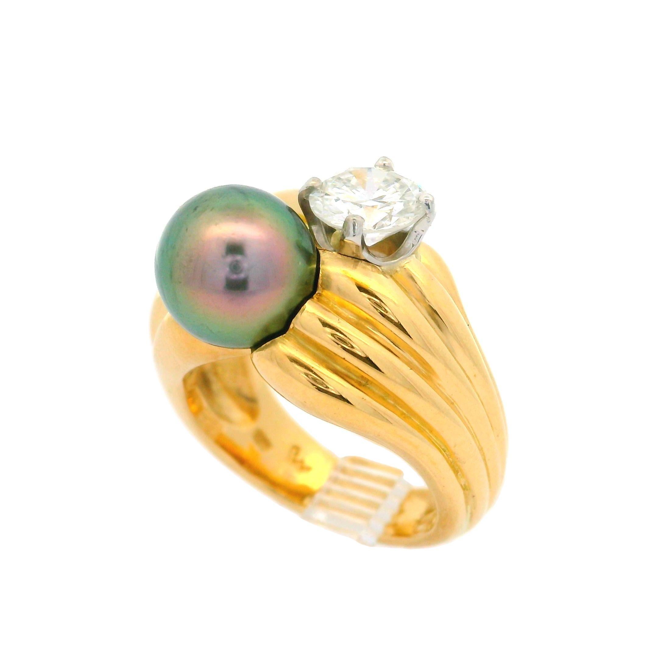 18k Gold Gia 1.02ct F vs Diamond & Tahitian Pearl Grooved Bypass Cocktail Ring For Sale 1
