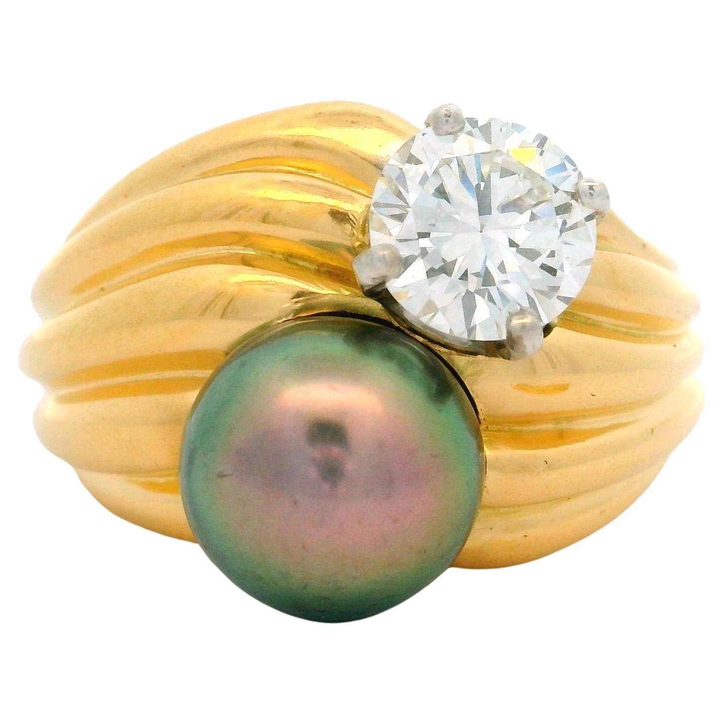 18k Gold Gia 1.02ct F vs Diamond & Tahitian Pearl Grooved Bypass Cocktail Ring For Sale