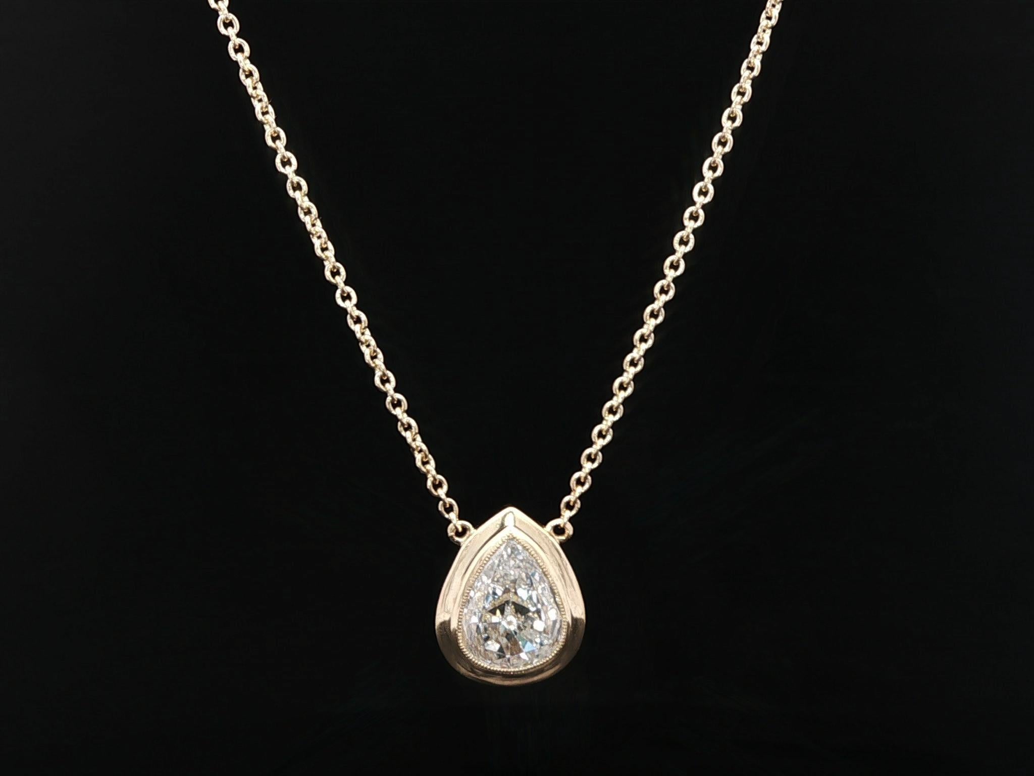 Collier pendentif en or 18k GIA 1.19ct Pear Bezel Diamond Solitaire Tear Drop en vente 3