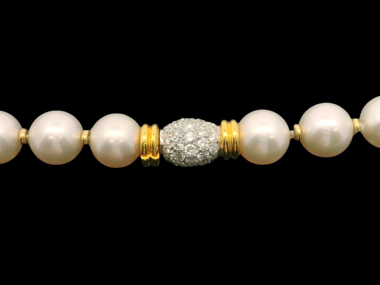 18 Karat Gold GIA 14,01 Karatw Smaragd Diamant Herzanhänger Anhänger Perlenkette (Brillantschliff) im Angebot