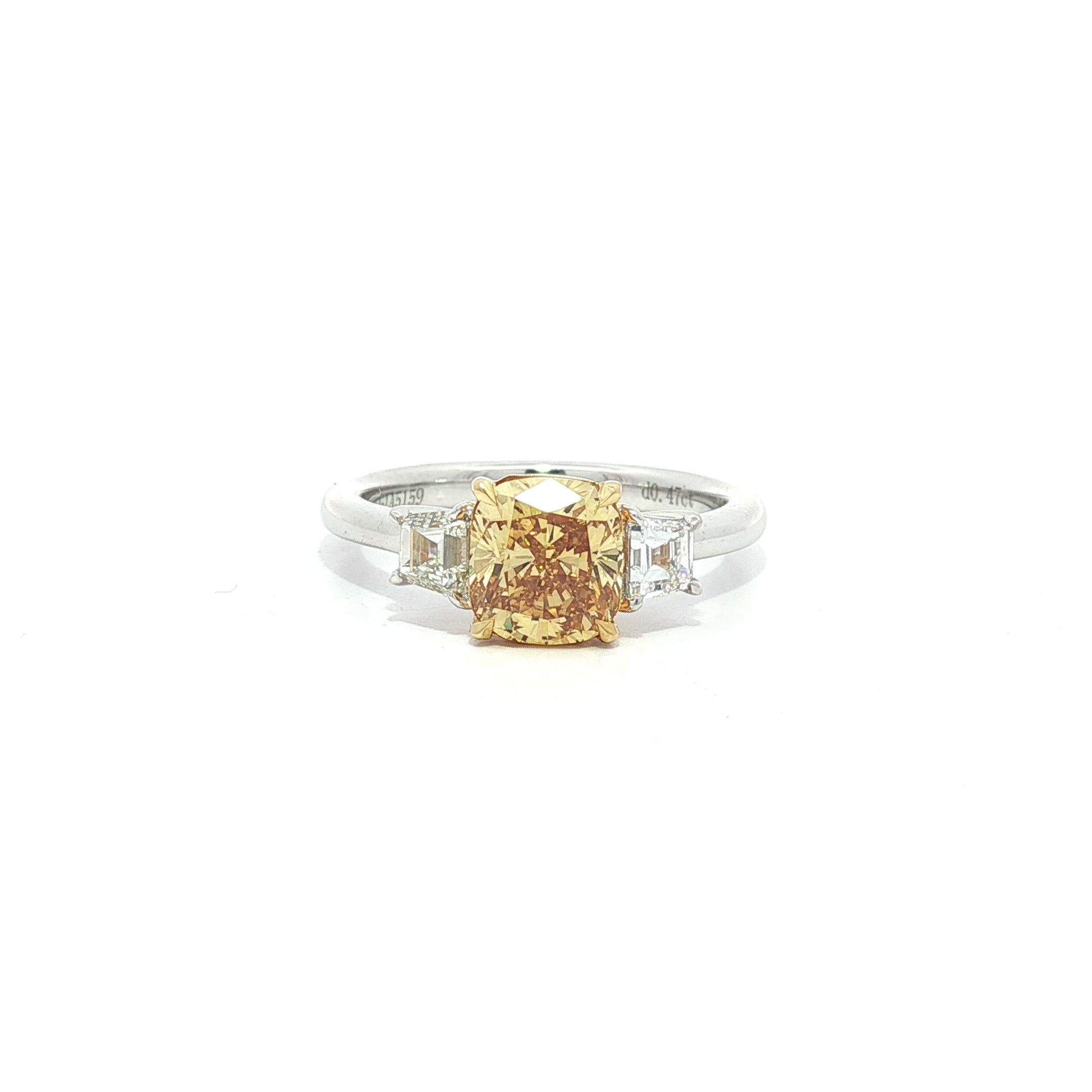 Bague de fiançailles en or 18k GIA 1.98ctw Fancy Intense Orange Yellow Diamond Natural en vente