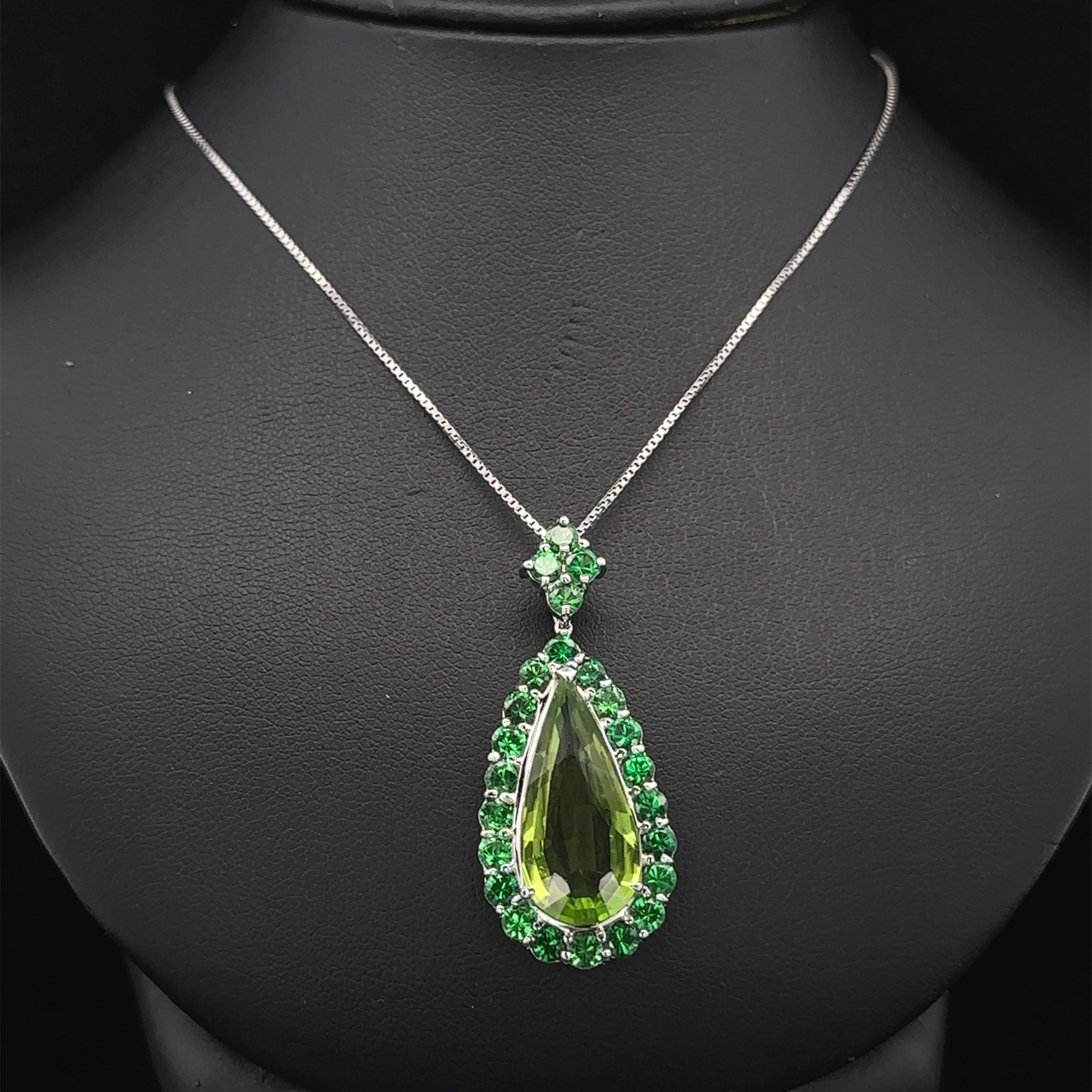 Donna Collana con ciondolo a goccia in oro 18k GIA 8,3ctw GREEN Peridot Tsavorite Halo Large in vendita