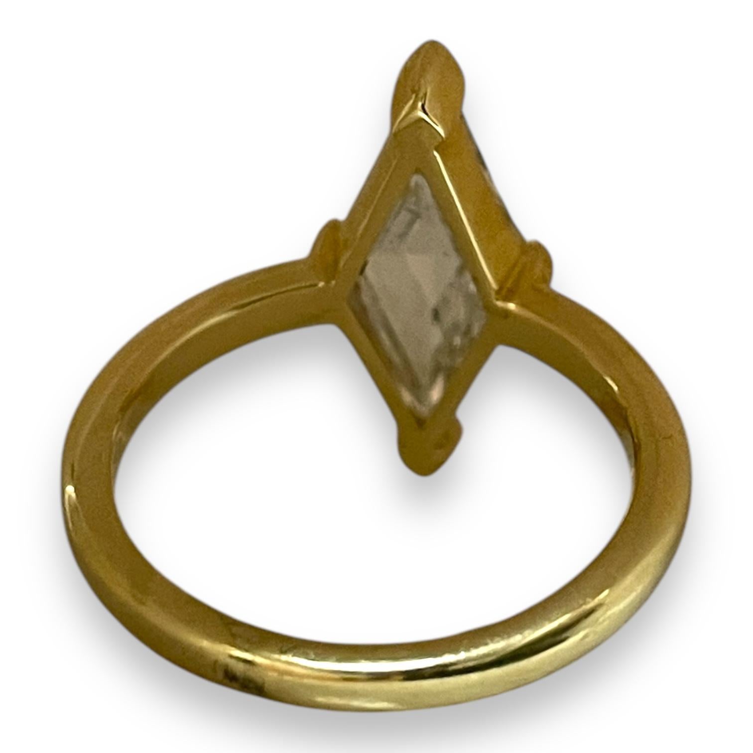 Kite Cut 18K Gold GIA Certified 2.02ct Lozenge-Cut Diamond Ring For Sale