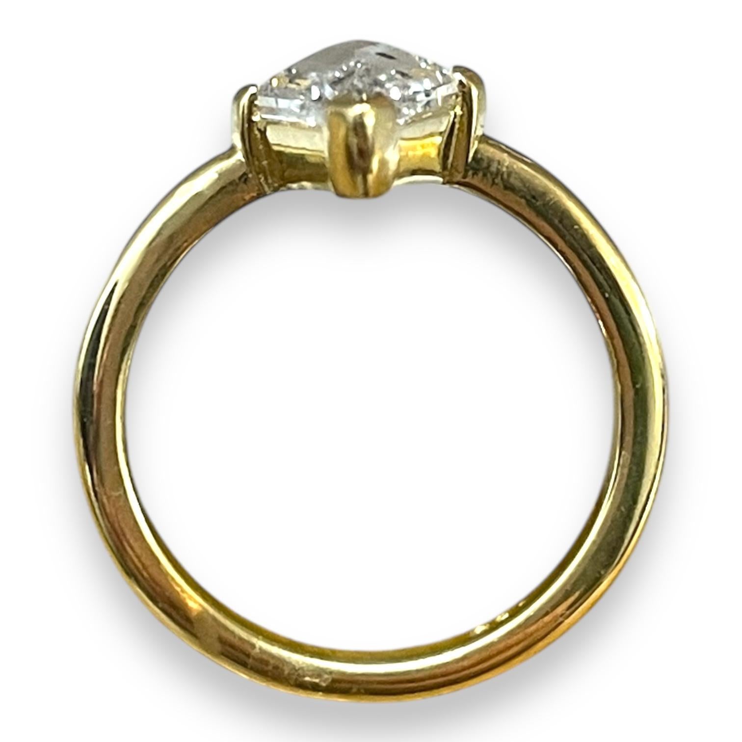 18K Gold GIA Certified 2.02ct Lozenge-Cut Diamond Ring In Excellent Condition For Sale In New York, NY
