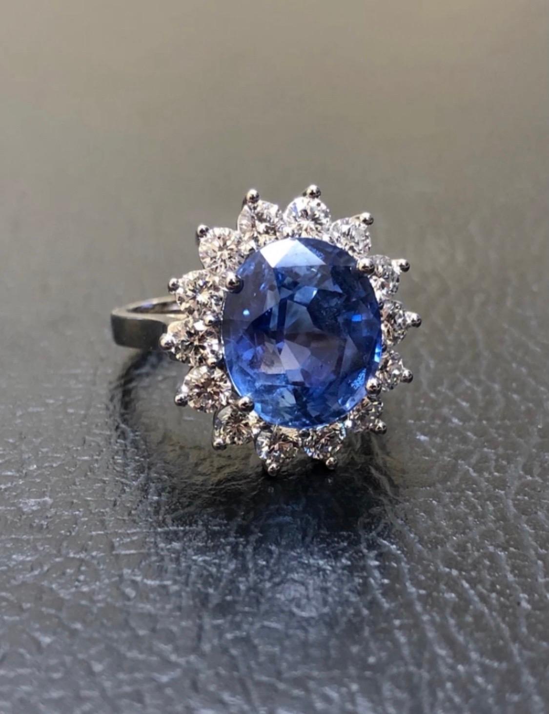 18K Gold GIA Certified 7.69 Carat No Heat Ceylon Blue Sapphire Engagement Ring For Sale 5