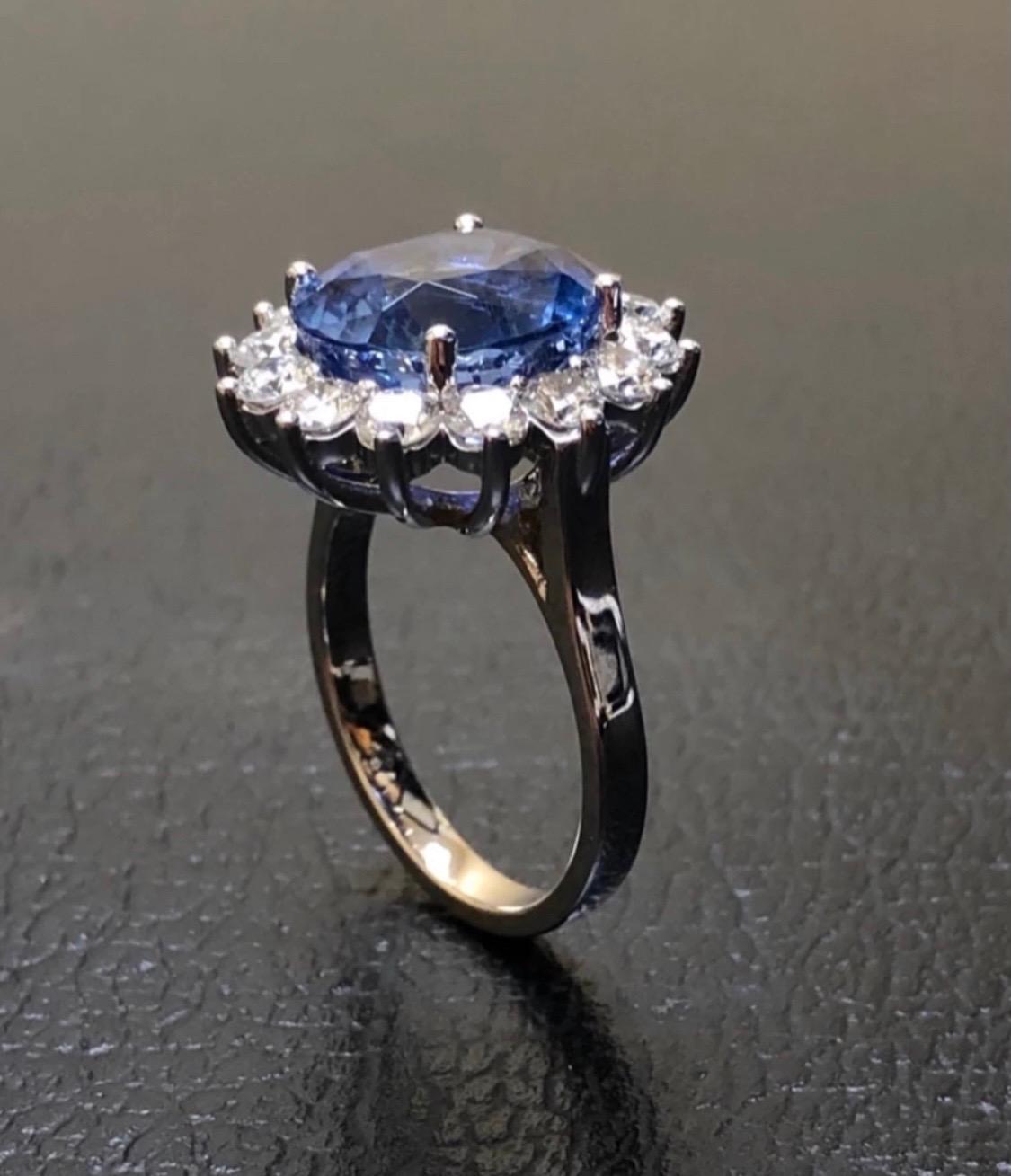 Bague de fiançailles en or 18 carats avec saphir bleu de Ceylan certifié GIA, de 7,69 carats, sans chaleur en vente 9