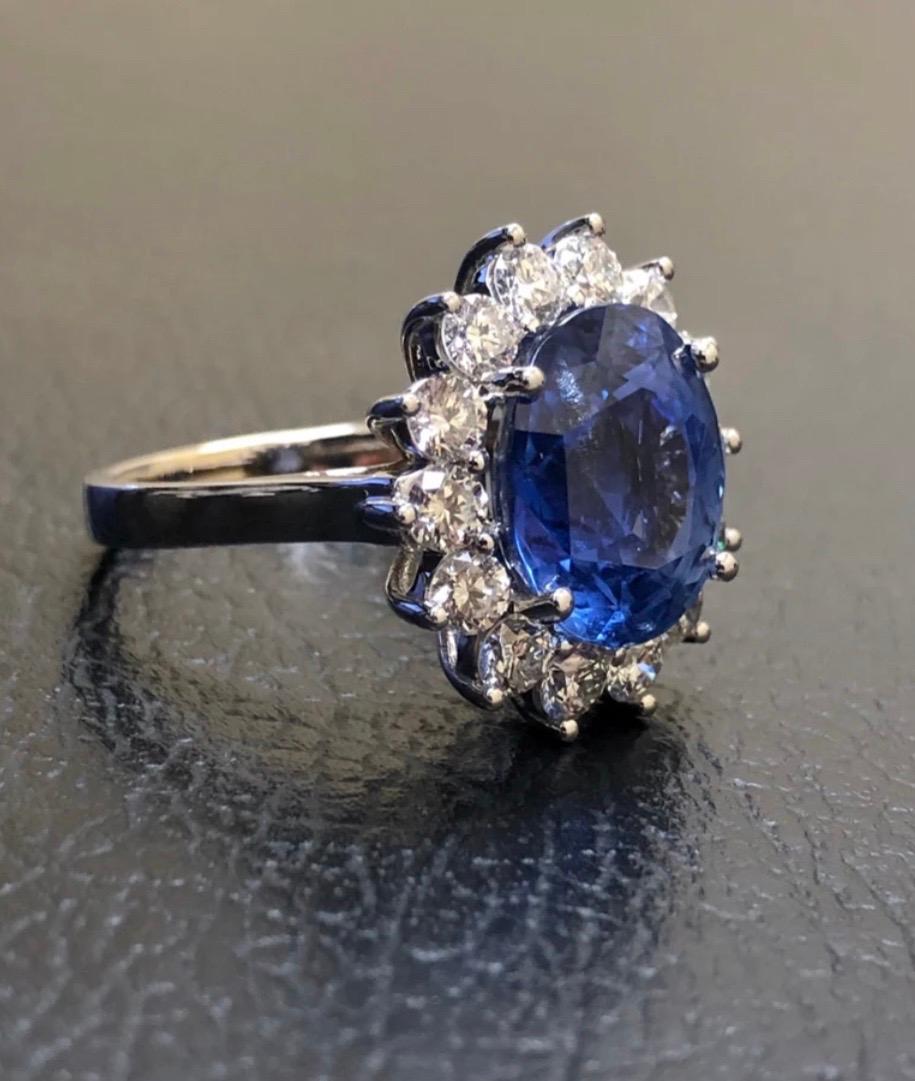 Collection/One Designs

Métal- Or blanc 18K, .750.

Pierres - Saphir bleu de Ceylan exceptionnellement rare, sans chaleur, 7,69 carats, 14 diamants ronds F-G couleur VS1-VS2 clarté 1,36 carats.

La bague est accompagnée d'un certificat GIA pour le