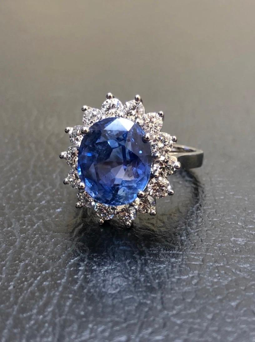 Bague de fiançailles en or 18 carats avec saphir bleu de Ceylan certifié GIA, de 7,69 carats, sans chaleur en vente 1