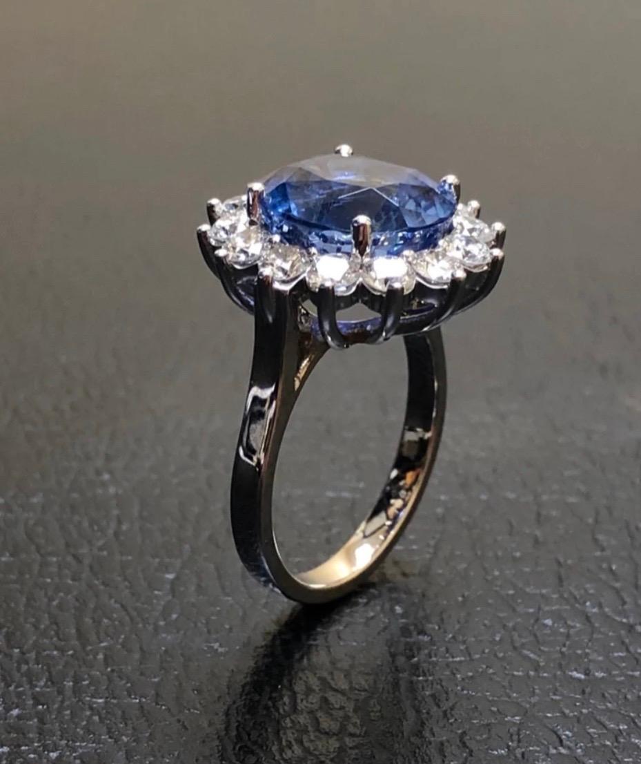 Bague de fiançailles en or 18 carats avec saphir bleu de Ceylan certifié GIA, de 7,69 carats, sans chaleur en vente 2
